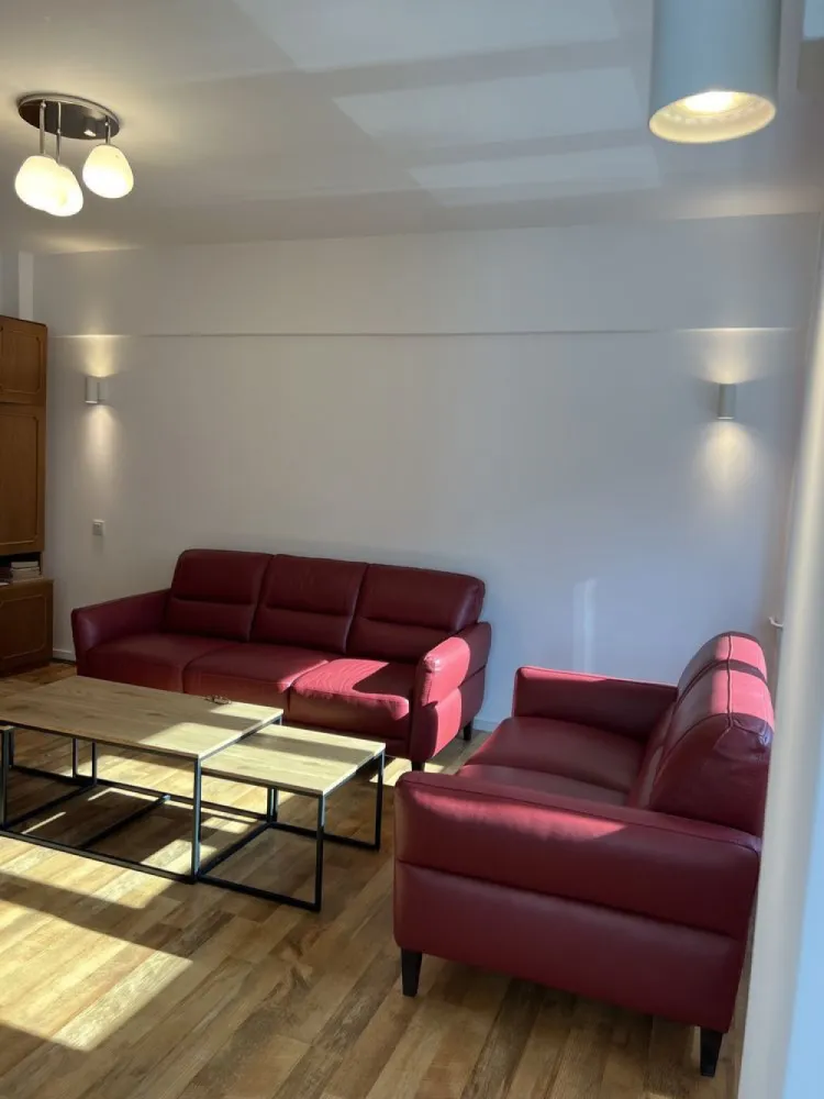 Apartament Baneasa Antena 1 pozitie unica 3 cam 2bai 2 parcare - Baneasa Antena 1 pozitie dominanta, 3 camere decomandat, 77mp, 2bai La 5 minute de mers pe jos pana la intrarea din parcul Herastrau. Adresa: Baneasa, Sos.Bucuresti-Ploiesti Nr.12, Sect.1 Pretabil si cabinet notarial, dentist etc. Spatiu Living+Sufragerie+Bucatarie open in total 40mp, 2 dormitoare, 1x baie cu cada, 1x baie pt living. 1x Loc de parcare la umbra; Ocazie: extrem de putine apartamente cu aceasta pozitie privilegiata de-a lungul timpului oferite spre vanzare. Bloc foarte solid (1982) cu vecini deosebiti, Etaj 1/4; fara lift (nici nu e nevoie la et.1), linistit. 3x aparate A/C. Incalzire cu centrala de cartier cu costuri f mici, nu a fost nevoie niciodata de centrala de apartament. Vedere frontala neobturata, bloc etalon (pe vremea lui Ceausescu toate blocurile cu vedere la o sosea de importanta acesteia aveau alte finisaje superioare inca din conceptie si constructie), nu confundati cu blocurile din interiorul cartierului. Luminos. Renovat profesional in 2022 (eur45k) cu totul nou: Tamplarie premium Qfort cu geamuri triple UV- nu sunt geamurile normale de termopan din reabilitare termica, usa exterior blindata Minerva/Securemme (Italia); Baterii Grohe, Se vinde complet mobilat, utilat. Proprietar (primul de la construtia initiala si pana acum). Fara Comisioane. Certificat energetic. Cadastru. Intabulare. Toate actele ok pt vanzare. Mai multe detalii la tel., filmare disponibila pe watsup.