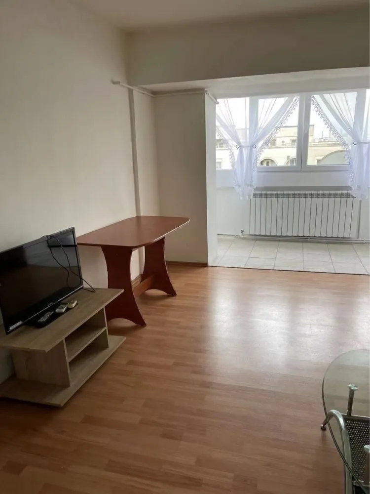 Ocazie! Proprietar direct!3camere de vânzare Decebal București - 3 camere de vânzare spațios cu 95 metripatrati util,toate camerele sunt cu vedere stradal 4 balcoane modificat,2 bai ,decomandat .8/8 , ultimul etaj posibil cu terasa,rog seriozitate ,v-aștept cu vizionare ,proprietar vande direct fără intermedierea ,actele curate fără nici o ipotecare,transfer imediat!va mulțumesc .