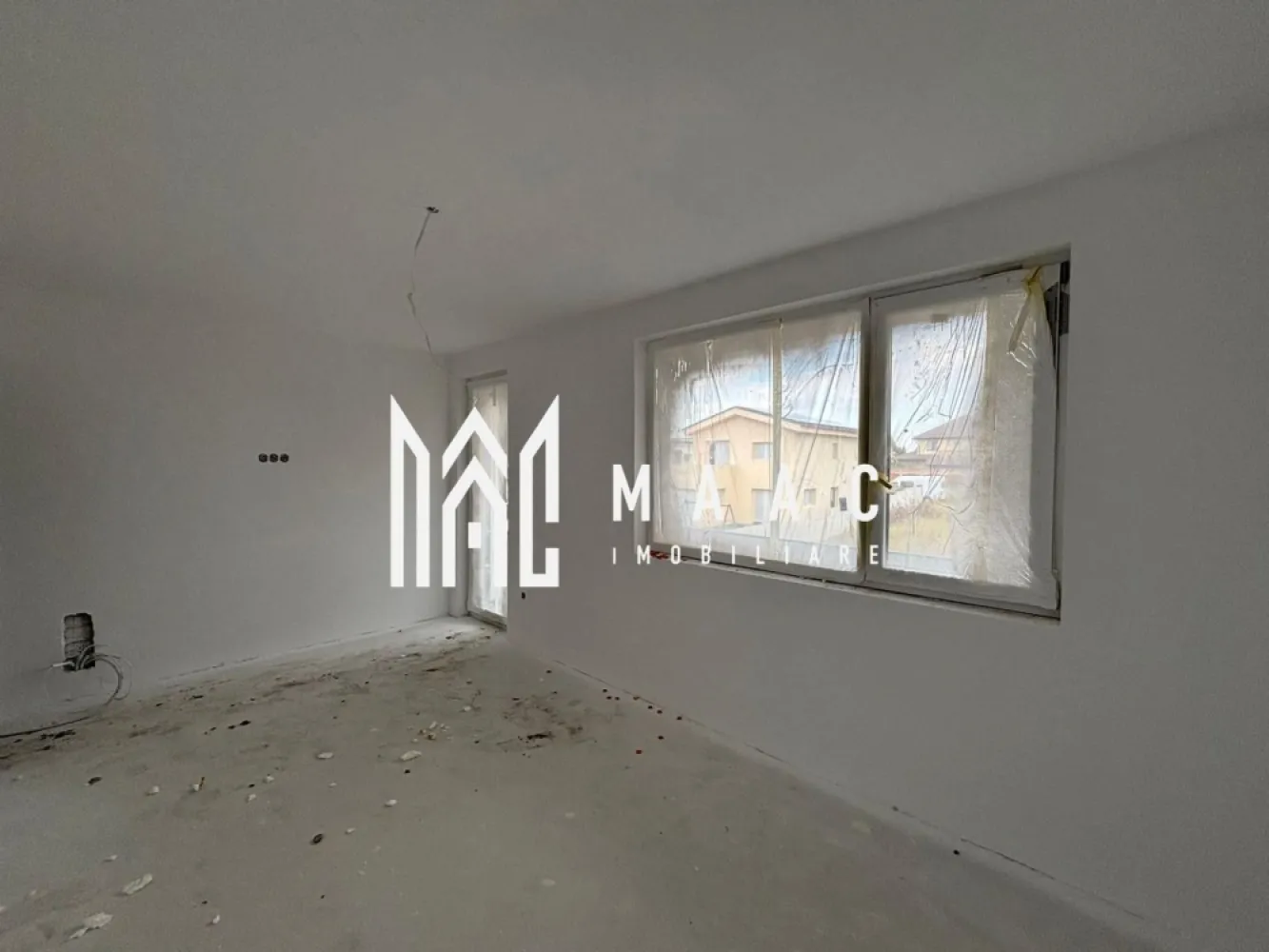 Casa Quadruplex | 3 Camere | 82MPU | Curte 170MP | Balcon - MAAC Imobiliare vă propune spre vânzare o casa de tip quadruplex aflata in Cartierul Arhitectiilor . Locuinta are o suprafata utila de 82 mp si este compartimentata astfel: Lliving cu bucatarie, 2 dormitoare, Baie cu geam de aerisire. Incalzire in pardoseala. Beneficiaza de o curte libera de 170 mp. Casa se vinde la alb cu posibilitate de colaborare cu o echipa specializata in finisare. In apropiere, ca si puncte de interes: Magazine ( Profi, Lidl, Kaufland), statii pentru transportul in comun, parc amenajat pentru copii de toate varstele. Pentru mai multe detalii precizati telefonic ca ati vazut anuntul cu ID: CP2778768 }}