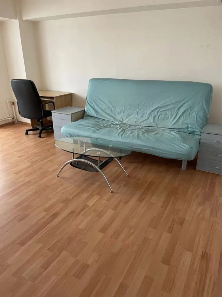 Ocazie! Proprietar direct!3camere de vânzare Decebal București - 3 camere de vânzare spațios cu 95 metripatrati util,toate camerele sunt cu vedere stradal 4 balcoane modificat,2 bai ,decomandat .8/8 , ultimul etaj posibil cu terasa,rog seriozitate ,v-aștept cu vizionare ,proprietar vande direct fără intermedierea ,actele curate fără nici o ipotecare,transfer imediat!va mulțumesc .