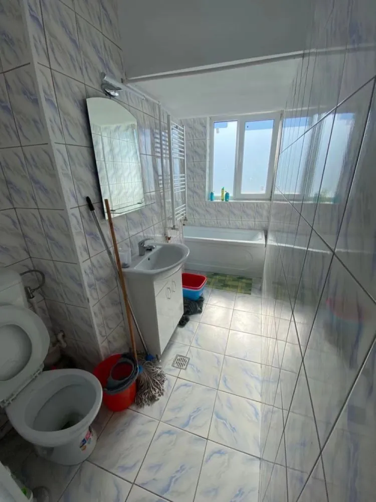 Ocazie! Proprietar direct!3camere de vânzare Decebal București - 3 camere de vânzare spațios cu 95 metripatrati util,toate camerele sunt cu vedere stradal 4 balcoane modificat,2 bai ,decomandat .8/8 , ultimul etaj posibil cu terasa,rog seriozitate ,v-aștept cu vizionare ,proprietar vande direct fără intermedierea ,actele curate fără nici o ipotecare,transfer imediat!va mulțumesc .