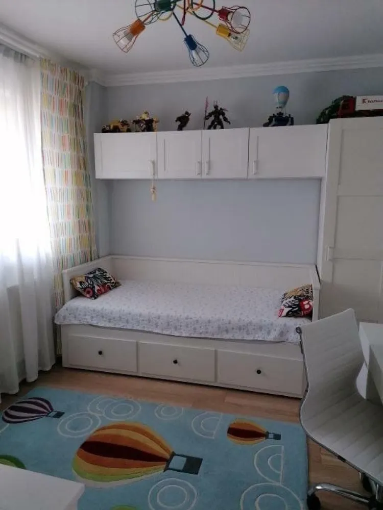 Apartament 3 camere Parc Bazilescu - Ofer spre vanzare apartament de 3 camere amplasat la etajul 2 din D+P+3 construit in anul 2019 in zona Bucurestii Noi, la 30 min de intrarea in Parcul Bazilescu. Apartamentul se vinde complet mobilat si utilat. Dotari: centrala termica individuala, supraveghere video, interfon, aer conditionat, plita si cuptor electric, hota, frigider, cuptor microunde, masina de spalat. Apartamentul este amplasat pe partea din fata a blocului, la etajul 2 oferind o priveliste frumoasa asupra parcului. Structura imobilului: Cadre de beton cu inchideri din caramida porotherm. Izolatie termica. Exterior - Polistiren. Geamuri termopan Veka. Incalzire: Centrala proprie + calorifere. In apropierea imobilului mai gasiti: - Parcul Bazilescu; Lidl; Piata 16 Februarie; Kaufland; Carrefour, iar la o plimbare de 7 min. prin parc se afla statia de metrou. Scoli si gradinite la doar cateva minute; Zona ofera acces facil atat catre centrul orasului, cat si catre exteriorul acestuia. Blocul are un total de 8 apartamente, iar vecinii sunt civilizati. Apartamentul se vinde cu 2 locuri de parcare supraterane. Nu ofer comision