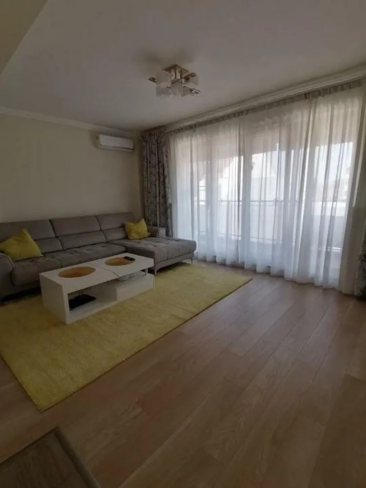 Apartament 3 camere Parc Bazilescu - Ofer spre vanzare apartament de 3 camere amplasat la etajul 2 din D+P+3 construit in anul 2019 in zona Bucurestii Noi, la 30 min de intrarea in Parcul Bazilescu. Apartamentul se vinde complet mobilat si utilat. Dotari: centrala termica individuala, supraveghere video, interfon, aer conditionat, plita si cuptor electric, hota, frigider, cuptor microunde, masina de spalat. Apartamentul este amplasat pe partea din fata a blocului, la etajul 2 oferind o priveliste frumoasa asupra parcului. Structura imobilului: Cadre de beton cu inchideri din caramida porotherm. Izolatie termica. Exterior - Polistiren. Geamuri termopan Veka. Incalzire: Centrala proprie + calorifere. In apropierea imobilului mai gasiti: - Parcul Bazilescu; Lidl; Piata 16 Februarie; Kaufland; Carrefour, iar la o plimbare de 7 min. prin parc se afla statia de metrou. Scoli si gradinite la doar cateva minute; Zona ofera acces facil atat catre centrul orasului, cat si catre exteriorul acestuia. Blocul are un total de 8 apartamente, iar vecinii sunt civilizati. Apartamentul se vinde cu 2 locuri de parcare supraterane. Nu ofer comision