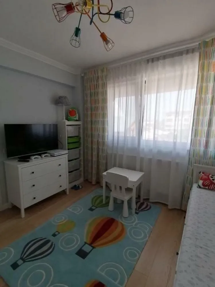 Apartament 3 camere Parc Bazilescu - Ofer spre vanzare apartament de 3 camere amplasat la etajul 2 din D+P+3 construit in anul 2019 in zona Bucurestii Noi, la 30 min de intrarea in Parcul Bazilescu. Apartamentul se vinde complet mobilat si utilat. Dotari: centrala termica individuala, supraveghere video, interfon, aer conditionat, plita si cuptor electric, hota, frigider, cuptor microunde, masina de spalat. Apartamentul este amplasat pe partea din fata a blocului, la etajul 2 oferind o priveliste frumoasa asupra parcului. Structura imobilului: Cadre de beton cu inchideri din caramida porotherm. Izolatie termica. Exterior - Polistiren. Geamuri termopan Veka. Incalzire: Centrala proprie + calorifere. In apropierea imobilului mai gasiti: - Parcul Bazilescu; Lidl; Piata 16 Februarie; Kaufland; Carrefour, iar la o plimbare de 7 min. prin parc se afla statia de metrou. Scoli si gradinite la doar cateva minute; Zona ofera acces facil atat catre centrul orasului, cat si catre exteriorul acestuia. Blocul are un total de 8 apartamente, iar vecinii sunt civilizati. Apartamentul se vinde cu 2 locuri de parcare supraterane. Nu ofer comision
