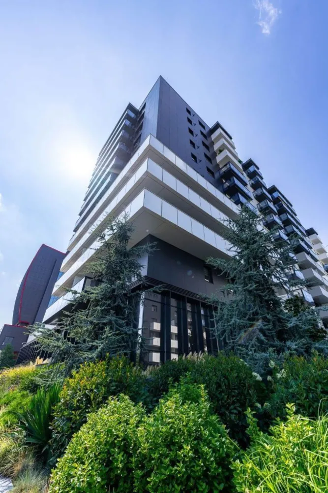 DIRECT PROPIETAR ! Apartament 3 camere, Cortina North - DIRECT PROPIETAR ! De vanzare apartament 3 camere, complex rezidential CORTINA NORTH , faza III, finalizare 01.04.2025 Apartamentul beneficiaza de una dintre cele mai bune pozitii, fiind situat in Corp D2, cu vedere spre exterior, neavand nicio cladire construita in fata, asadar este ferit de zgomotul traficului de pe bulevard oferind in acelasi timp intimitatea de care avem nevoie. Apartamentul se afla la etajul 7 din 10, este decomandat si are o suprafata totala de 96.33 mp construiti si de 77.41 mp utili. Suprafata totala este distribuita astfel: - Living+Bucatarie 23.74 mp - Dormitor 1 : 15.95 mp - Dormitor 2 : 15.08 mp - Baie 1 : 4.80 mp - Baie 2 : 4.17 mp - Hol: 5.91 mp - Terasa: 7.76 mp Excepţional poziţionat, în proximitatea a numeroase puncte de interes (metrou Aurel Vlaicu, staţie STB chiar în faţa ansamblului, zona corporate Pipera, Promenada Mall, şcoli, Kaufland, Lidl, Spitalul Metropolitan Bucureşti etc.), Cortina North îţi oferă, pe langă un apartament, un concept de locuire şi un stil de viaţă premium, reprezentat prin: - Bazin semiolimpic de înot; - Pistă de alergare de peste 1.5 km; - Centru fitness şi wellness; - Zonă comercială proprie; - Parcare subterană şi supraterană; - Peste 10.000 mp de spaţii verzi. Apartamentul beneficiaza de finisaje şi dotări de calitate, executate la cele mai înalte standarde. Finisaje şi dotări: - Faţadă ventilată SwissPearl; - Balcon cu pardoseala flotanta; - Tavane Barissol cu LED; - Tâmplărie aluminiu Schuco; - Ascensoare Otis; - Uşă securizată Pinum/Piacentini; - Obiecte sanitare Daniel Rubinetterie; - Uşi interioare de tip Filomuro; - Parchet Balterio; - Plăci ceramice Keratile; - Aere condiţionate LG Multisplit; - Centrală termică individuală Ariston.