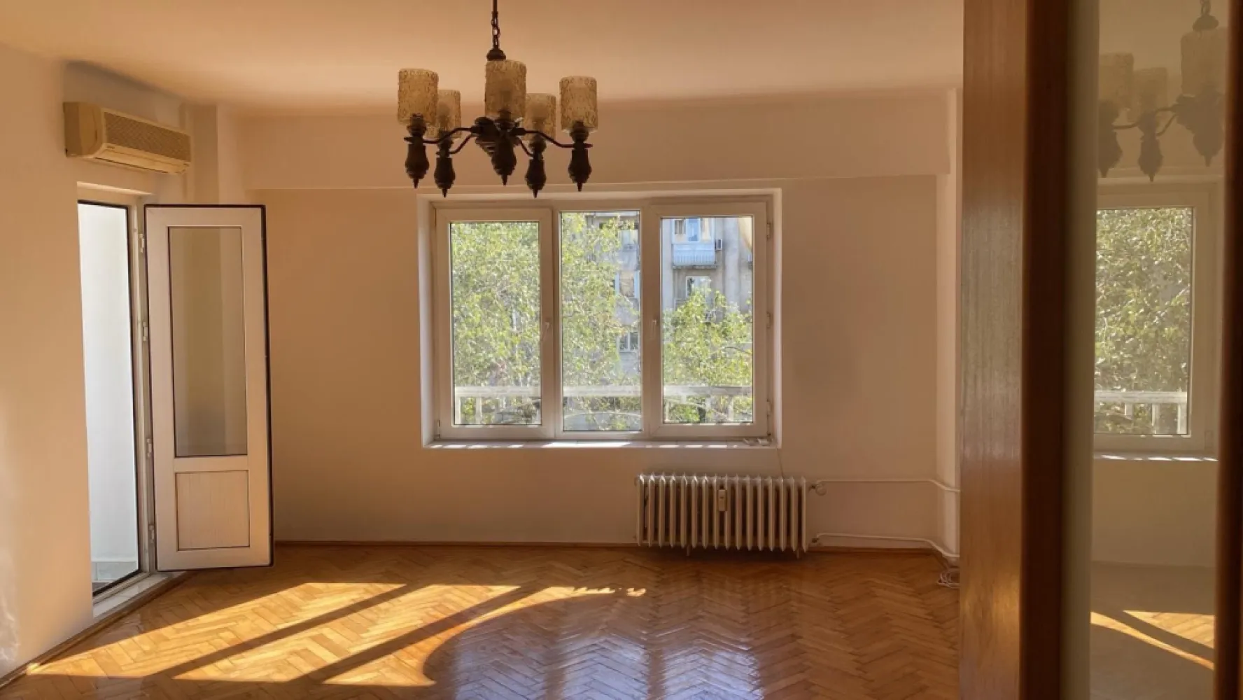Apartament de vanzare 3 camere Bd Octavian Goga- zona Unirii - Spre vanzare apartament cu 3 camere decomandat, situat pe Bulevardul Octavian Goga, sector 3, București, cu o suprafață totală de 79,6 mp, etaj 4/7 (lift). Apartamentul dispune de o baie şi un grup sanitar de serviciu, încălzire centrală, repartitoare şi apometre, aer condiționat, termopan, bucătărie super-echipată, gresie, faianță, parchet. Certificat energetic clasa A (anexat), slab consum termic pe timp de iarnă, ușă metalică, interfon, vedere mixtă (ambele laturi ale imobilului). Imobilul a fost finisat şi dat în folosință în anul 1991 şi este în curs de reabilitare termică, schelele fiind deja instalate, conform HCLS 3, nr. 422/30.08.2023 (anexată). Disponibil imediat. Pentru mai multe detalii şi vizionări: 07******** 072*****29