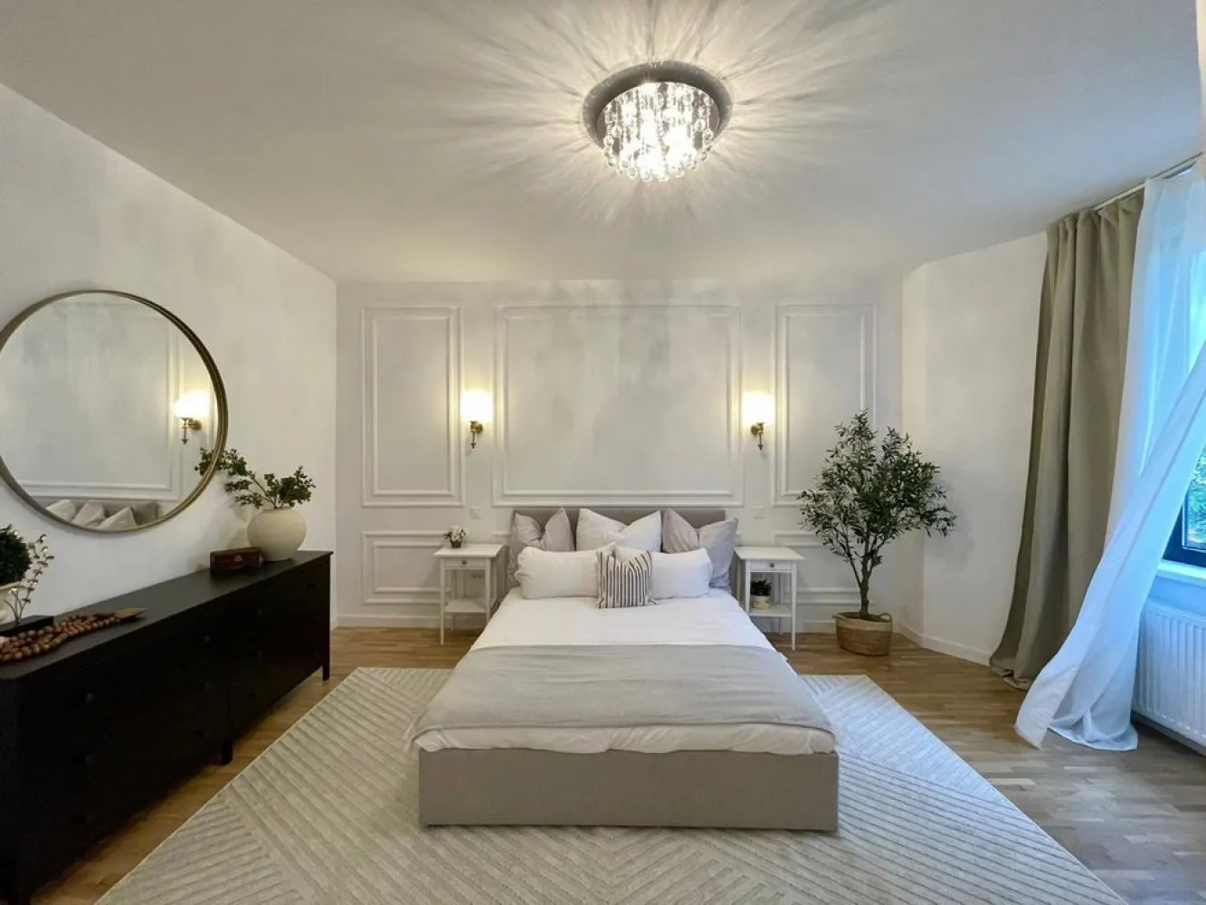 [PROPRIETAR] Apartament Central 3 camere zona Calea Calarasi - [PROPRIETAR] Apartamentul se afla in zona Calea Calarasi-Biserica Sfantul Stefan, la 10 minute de mers pe jos de Piata Unirii si 15 minute de Piata Universitatii, avand in apropiere statiile de metrou Piata Unirii si Piata Muncii. Este situat la etajul 2 al unei case interbelice (P+2+M) si are o suprafata de 83 mp utili. Apartamentul este compus din living şi bucatarie open space, dining si spatiu pentru birou, 2 dormitoare, 1 dressing, 2 bai si 1 balcon. A fost renovat complet in acest an cu dotari premium, si dispune de instalatie sanitara si electrica noua, parchet din stejar masiv, geamuri termopan si masina de spalat rufe. Încălzirea se face prin centrala proprie. Bucataria este complet utilata si dispune de frigider, plita, cuptor, masina de spălat vase şi hota (Samsung/Whirlpool). Baile sunt complet utilate si finisate cu materiale premium (travertin si piatra naturala), una dintre ele este prevazuta cu dus walk in iar cealalta este prevazuta cu cada. Apartamentul dispune de o boxa la subsol si de o curte interioara comuna care este împărţită cu cele 3 apartamente din cladire. Cladirea are parte de imbunatatiri aduse cum ar fi: acoperis nou schimbat in 2022, ambele scari renovate cu geamuri termopan. Constructia este din anul 1936, fara Risc sau Urgenta. Apartamentul se vinde complet mobilat.