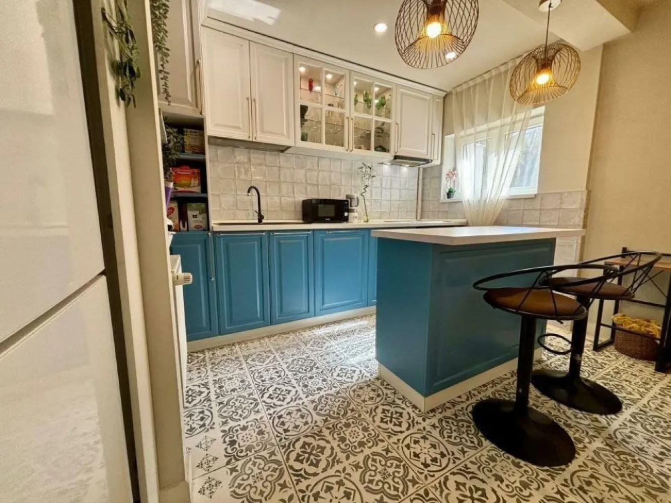 3 cam, Calea Victoriei, ultracentral - Apartament luminos de 3 camere cu 1 baie+1 grup sanitar, 87 mp utili, bucatarie complet utilata si mobilata, living si 2 dormitoare, renovat in 2021, amplasat intr-o locatie ultracentrala de top, pe Calea Victoriei, vizavi de Palatul Stirbei. Blocul Macul Rosu a fost construit in 1958, consolidat in 1978, insa se afla pe listele Primariei cu RS2. Scara este proaspat renovata, centrala de bloc noua 2024. Apartamentul se vinde nemobilat, exceptie facand bucataria utilata si mobilata. Apartamentul mai dispune si de o boxa in proprietate de 4mp la subsol. Va asteptam la vizionare!