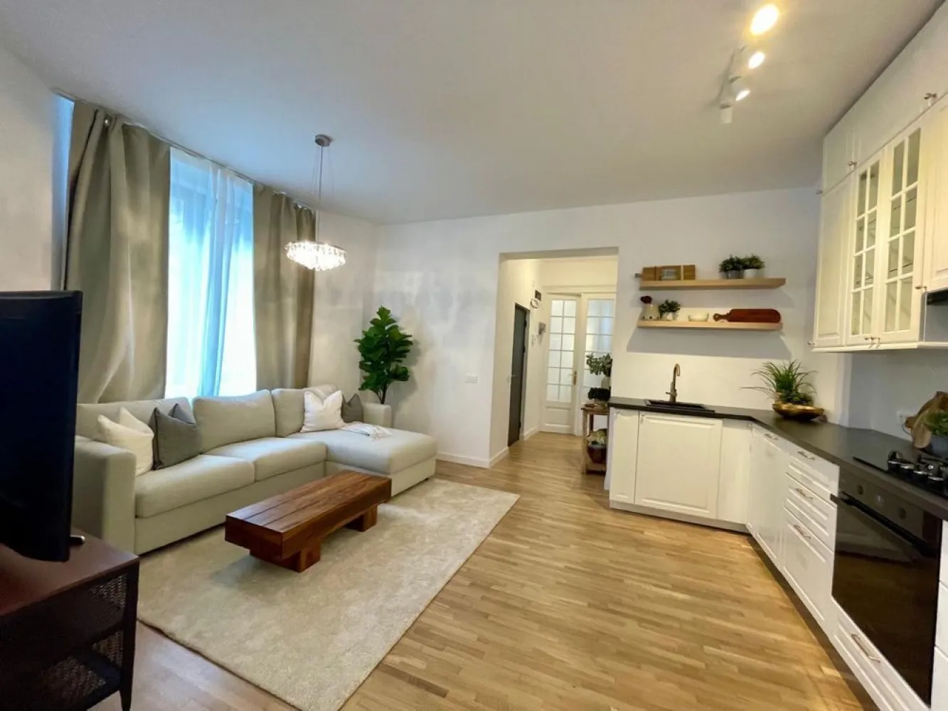 [PROPRIETAR] Apartament Central 3 camere zona Calea Calarasi - [PROPRIETAR] Apartamentul se afla in zona Calea Calarasi-Biserica Sfantul Stefan, la 10 minute de mers pe jos de Piata Unirii si 15 minute de Piata Universitatii, avand in apropiere statiile de metrou Piata Unirii si Piata Muncii. Este situat la etajul 2 al unei case interbelice (P+2+M) si are o suprafata de 83 mp utili. Apartamentul este compus din living şi bucatarie open space, dining si spatiu pentru birou, 2 dormitoare, 1 dressing, 2 bai si 1 balcon. A fost renovat complet in acest an cu dotari premium, si dispune de instalatie sanitara si electrica noua, parchet din stejar masiv, geamuri termopan si masina de spalat rufe. Încălzirea se face prin centrala proprie. Bucataria este complet utilata si dispune de frigider, plita, cuptor, masina de spălat vase şi hota (Samsung/Whirlpool). Baile sunt complet utilate si finisate cu materiale premium (travertin si piatra naturala), una dintre ele este prevazuta cu dus walk in iar cealalta este prevazuta cu cada. Apartamentul dispune de o boxa la subsol si de o curte interioara comuna care este împărţită cu cele 3 apartamente din cladire. Cladirea are parte de imbunatatiri aduse cum ar fi: acoperis nou schimbat in 2022, ambele scari renovate cu geamuri termopan. Constructia este din anul 1936, fara Risc sau Urgenta. Apartamentul se vinde complet mobilat.