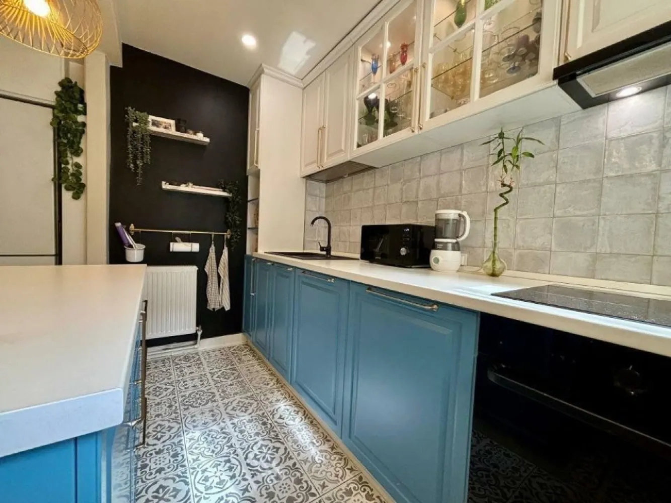 3 cam, Calea Victoriei, ultracentral - Apartament luminos de 3 camere cu 1 baie+1 grup sanitar, 87 mp utili, bucatarie complet utilata si mobilata, living si 2 dormitoare, renovat in 2021, amplasat intr-o locatie ultracentrala de top, pe Calea Victoriei, vizavi de Palatul Stirbei. Blocul Macul Rosu a fost construit in 1958, consolidat in 1978, insa se afla pe listele Primariei cu RS2. Scara este proaspat renovata, centrala de bloc noua 2024. Apartamentul se vinde nemobilat, exceptie facand bucataria utilata si mobilata. Apartamentul mai dispune si de o boxa in proprietate de 4mp la subsol. Va asteptam la vizionare!