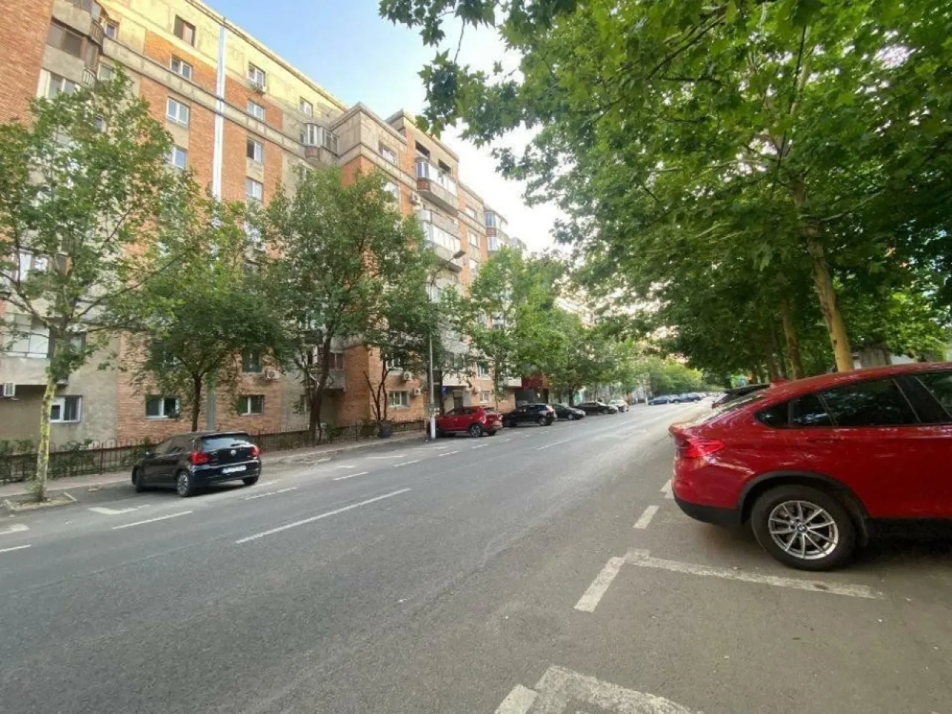 Apartament 3 camere Matei Basarab - centrala proprie - direct proprietar - se vinde complet mobilat si utilat; - suprafata totala 78mp, din care suprafata utila de 73,84 impartita astfel living 24,39mp, bucatarie 7,82, dormitor 1 - 12.36mp, dormitor 2 - 11,22mp, hol 10,16mp, baie 1 - 3,92mp, baie 2 - 1,95mp, camara 2,21mp, balcon 1 - 1,52mp, balcon 2 - 3,92mp; - urmeaza sa intre in reabilitare termica; - schimbate in cadrul reabilitarii geamurile living + dormitor (cu geamuri tripane - martie 2024); - urmeaza a fi schimbate si cele 2 balcoane cu acelasi tip de geam tot in cadrul reabilitarii; - centrala pe gaz Veissmann montata in 2021, proiect realizat cu firma autorizata; - 2 balcoane cu vedere atat in fata cat si in spatele blocului; - 2 aparate de aer conditionat bucatarie si living; - posibilitate achizitionare loc de parcare de la primaria s3 nominal (spatele blocului) sau nenominal (fata blocului);