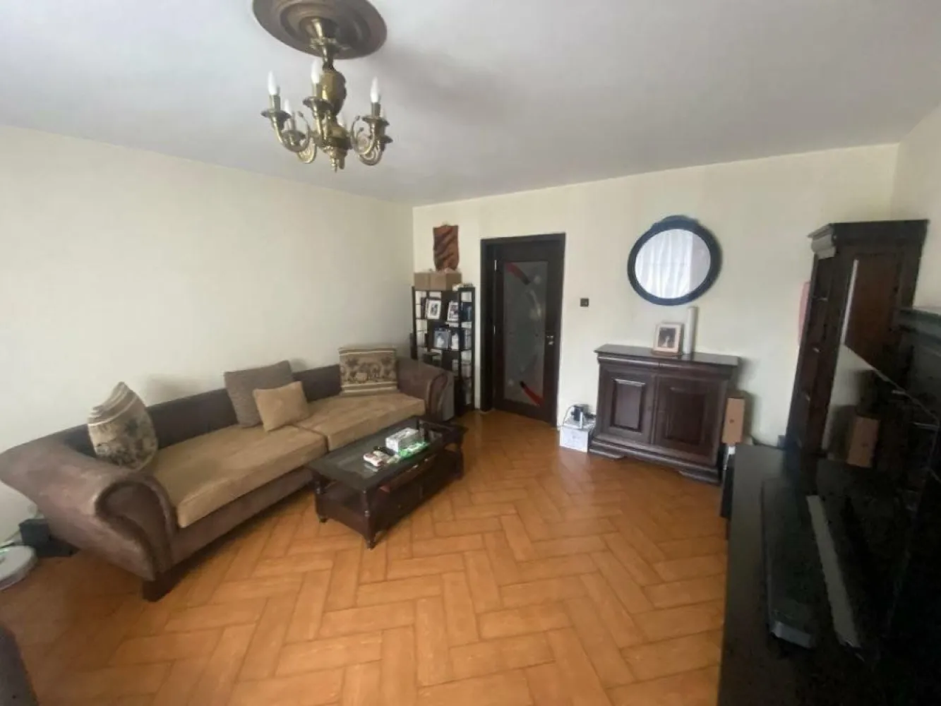 Apartament 3 camere Matei Basarab - centrala proprie - direct proprietar - se vinde complet mobilat si utilat; - suprafata totala 78mp, din care suprafata utila de 73,84 impartita astfel living 24,39mp, bucatarie 7,82, dormitor 1 - 12.36mp, dormitor 2 - 11,22mp, hol 10,16mp, baie 1 - 3,92mp, baie 2 - 1,95mp, camara 2,21mp, balcon 1 - 1,52mp, balcon 2 - 3,92mp; - urmeaza sa intre in reabilitare termica; - schimbate in cadrul reabilitarii geamurile living + dormitor (cu geamuri tripane - martie 2024); - urmeaza a fi schimbate si cele 2 balcoane cu acelasi tip de geam tot in cadrul reabilitarii; - centrala pe gaz Veissmann montata in 2021, proiect realizat cu firma autorizata; - 2 balcoane cu vedere atat in fata cat si in spatele blocului; - 2 aparate de aer conditionat bucatarie si living; - posibilitate achizitionare loc de parcare de la primaria s3 nominal (spatele blocului) sau nenominal (fata blocului);