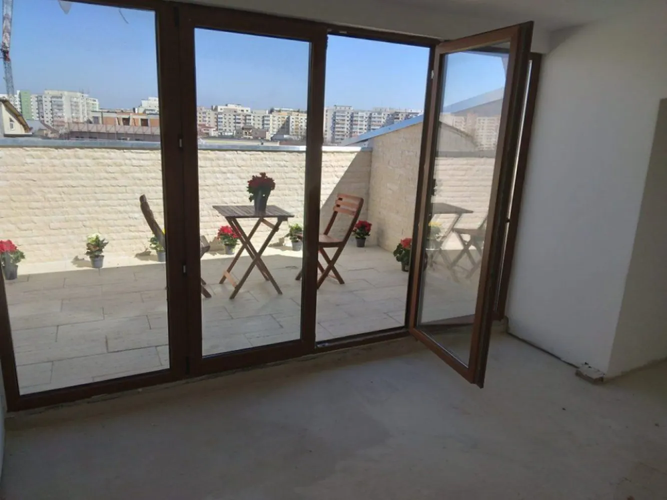 Dacia-Eminescu penthouse-mansarda terasa - Penthouse mansarda, 105mp cu terasa 15mp inclusa, 90mp utili, nefinisat, centrala proprie . 224000e nefinisat sau 270000e finisat la cheie. Pentru CREDIT ipotecar pretul este strict 270000e finisat la cheie. Tel .