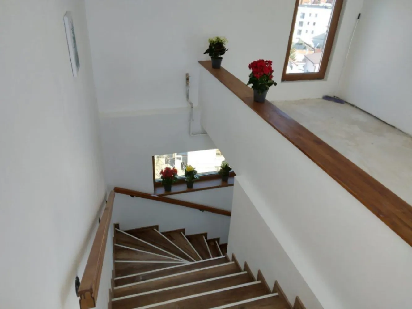 Dacia-Eminescu penthouse-mansarda terasa - Penthouse mansarda, 105mp cu terasa 15mp inclusa, 90mp utili, nefinisat, centrala proprie . 224000e nefinisat sau 270000e finisat la cheie. Pentru CREDIT ipotecar pretul este strict 270000e finisat la cheie. Tel .