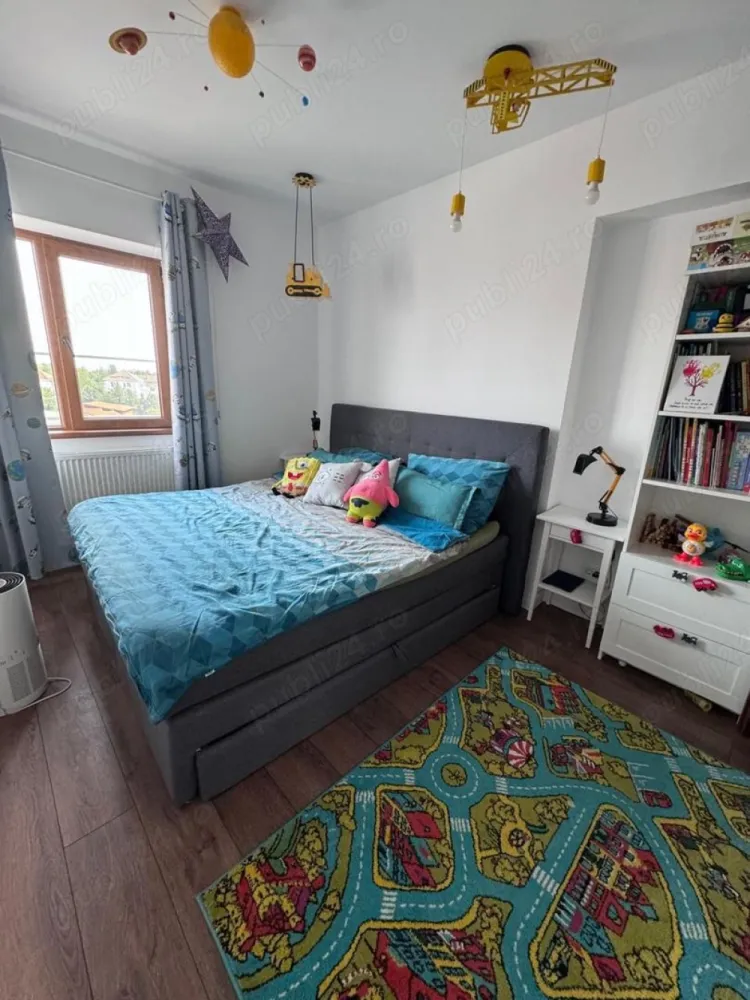 3 Camere cu 2 locuri de parcare (Negociabil) - Proprietar - Vând apartament de 3 camere, spațios, cu compartimentare inteligentă și două locuri de parcare, dintre care unul este echipat cu sistem Klaus . Proprietatea cuprinde două holuri, unul la intrare și unul principal. Ambele băi beneficiază de finisaje premium. Mobilierul, special conceput, creează o armonie între natură și designul interior. Apartamentul este dotat cu centrală termică proprie, aparat de aer condiționat și electrocasnice AEG de ultimă generație, încă sub garanție. Localizat în zona București Noi - Șoseaua Chitilei 23, asigură acces ușor la stația de metrou Jiului, la aproximativ 5 minute distanță, la supermarketuri precum Kaufland, Penny și Mega Image, la piață, școli, grădinițe, parcurile Basilescu și Herăstrău, mall-urile Colosseum și Băneasa, Aeroportul Otopeni, și la arterele principale către Autostrada Soarelui și Autostrada București-Ploiești.
