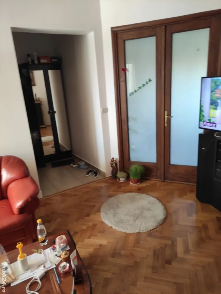 Oportunitate - Ap. 3 camere, 2 grupuri sanitare 2 ,balcoane etaj 3 din 4, suprafata102.43 mp.Intrare deosebita, scara renovata,lift. 2 apartamente pe etaj.Boxa 12 m subsol.