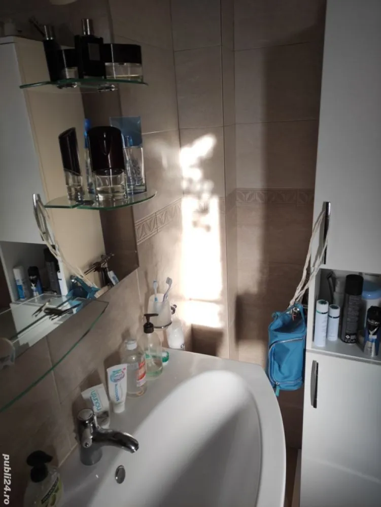 Oportunitate - Ap. 3 camere, 2 grupuri sanitare 2 ,balcoane etaj 3 din 4, suprafata102.43 mp.Intrare deosebita, scara renovata,lift. 2 apartamente pe etaj.Boxa 12 m subsol.
