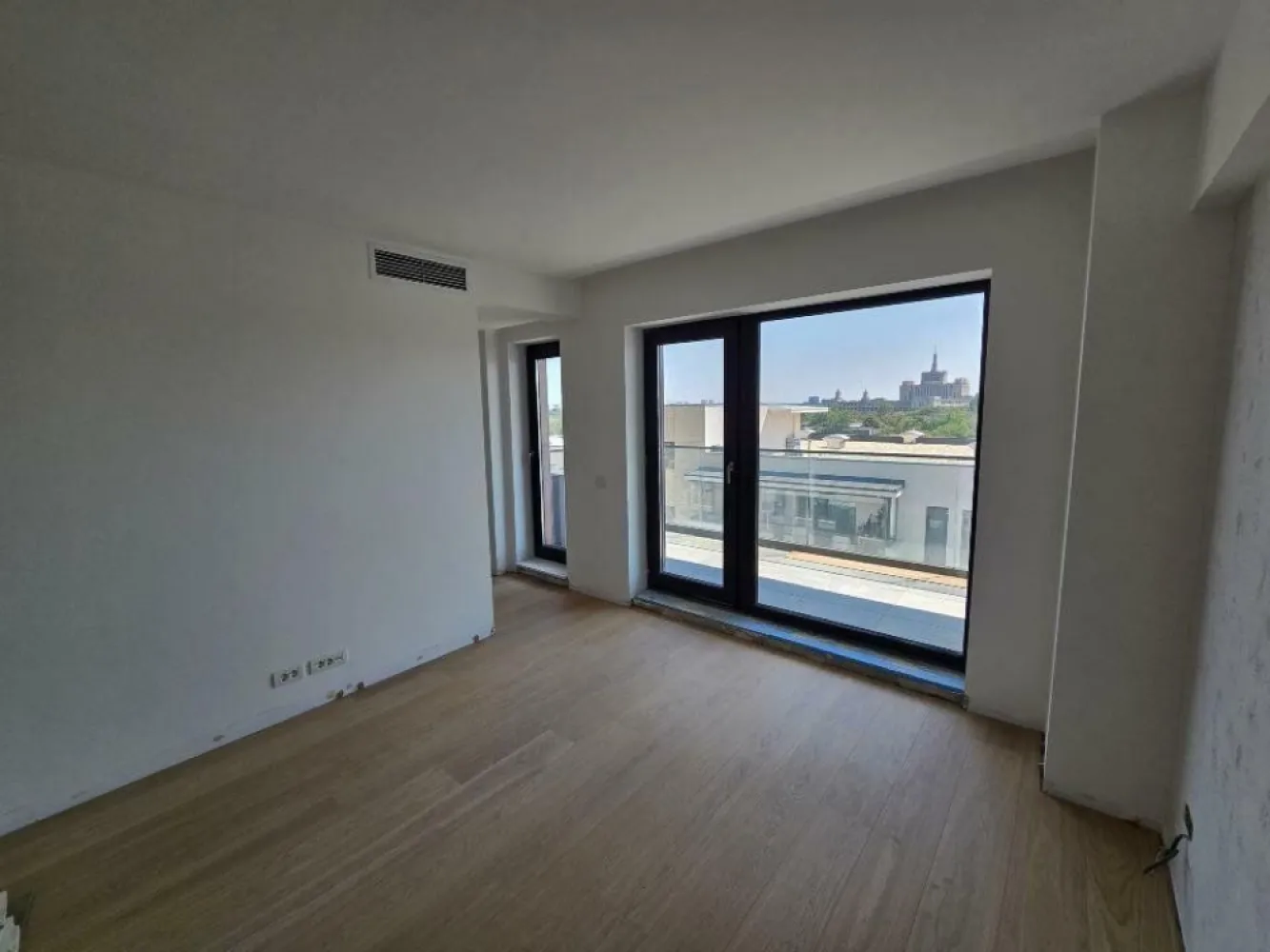 Apartament 3 camere | 93mp | Level Apartments | Etaj 6/7 | Parcare Klaus - Apartament 3 camere situat in ansamblul Level Apartments 2. Suprafata utila este de 93mp, cu o terasa de 9mp. 2 dormitoare 2 bai (una matrimoniala) Incalzire in pardoseala Sistem aer conditionat tip duct Hisense Centrala de bloc Loc parcare Klaus acoperit in parcarea supraterana Fatada ventilata Tamplarie tripan Finisajele intregului apartament au fost refăcute dupa achizitie cu materiale premium (parchet triplustratificat, usi, microciment, lavabila, etc.)