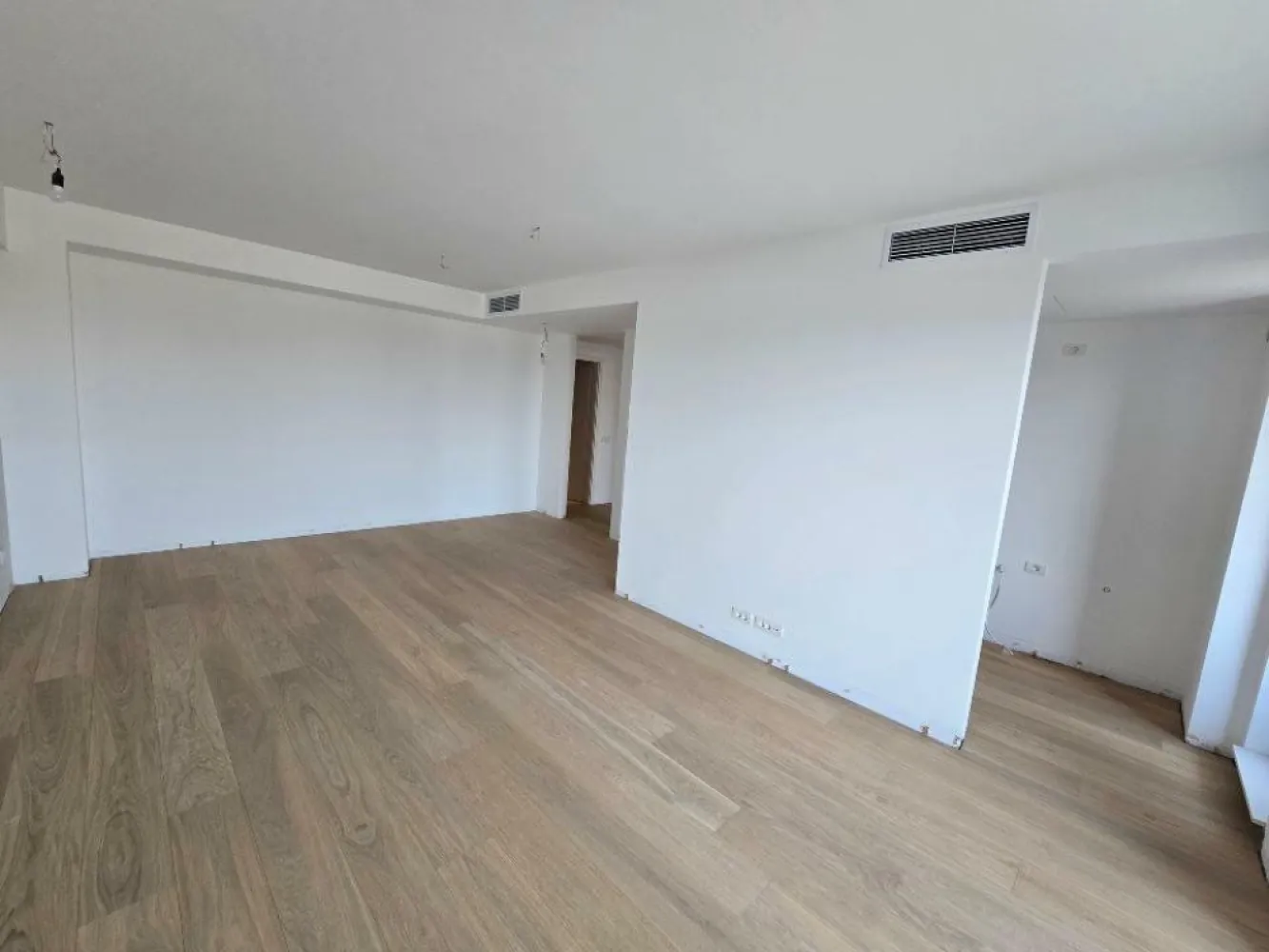 Apartament 3 camere | 93mp | Level Apartments | Etaj 6/7 | Parcare Klaus - Apartament 3 camere situat in ansamblul Level Apartments 2. Suprafata utila este de 93mp, cu o terasa de 9mp. 2 dormitoare 2 bai (una matrimoniala) Incalzire in pardoseala Sistem aer conditionat tip duct Hisense Centrala de bloc Loc parcare Klaus acoperit in parcarea supraterana Fatada ventilata Tamplarie tripan Finisajele intregului apartament au fost refăcute dupa achizitie cu materiale premium (parchet triplustratificat, usi, microciment, lavabila, etc.)