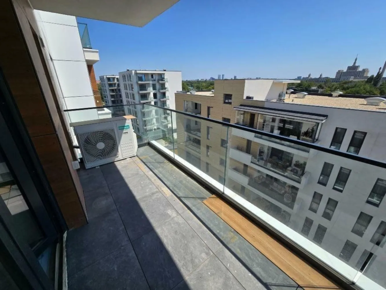 Apartament 3 camere | 93mp | Level Apartments | Etaj 6/7 | Parcare Klaus - Apartament 3 camere situat in ansamblul Level Apartments 2. Suprafata utila este de 93mp, cu o terasa de 9mp. 2 dormitoare 2 bai (una matrimoniala) Incalzire in pardoseala Sistem aer conditionat tip duct Hisense Centrala de bloc Loc parcare Klaus acoperit in parcarea supraterana Fatada ventilata Tamplarie tripan Finisajele intregului apartament au fost refăcute dupa achizitie cu materiale premium (parchet triplustratificat, usi, microciment, lavabila, etc.)