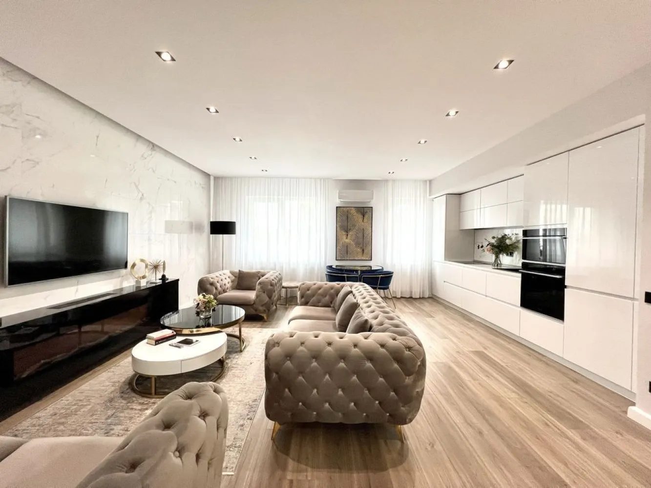 Apartament Lux 3 camere (2 parcari incluse) - Achiziția se face direct de la prioprietar Zero comisioane și zero costuri ascunse Apartamentul se predă complet mobilat,utilat și accesorizat Imobilul este amplasat în zona Brâncoveanu sector 4 București la doar câteva minute de stația de metrou Constantin Brâncoveanu și Ratb Beneficiind în imediata apropiere de punctele de interes precum Pacul Tineretului, Orășelul copiilor,Sun plaza mall In vecinătatea imobilului se afla numeroase grădinițe și școala. Apartamentul beneficiază de 2 locuri de parcare generoase aflate la interior. Printre facilitățile imobilului se regăsesc: - Etaje înalte de 3 m - ⁠Structura rezistentă din cadre și diafragme din beton armat - ⁠Zidărie,cărămidă protherm 30 cm - ⁠Centrala proprie - ⁠Încălzire radiator aluminiu - ⁠Geamuri tripan -Usi sistem filomuro cu toc ascuns - ⁠Finisaje de lux Spania(portelanosa) Pentru mai multe informatii lasă-mi un mesaj sau apelează numărul din anunț.