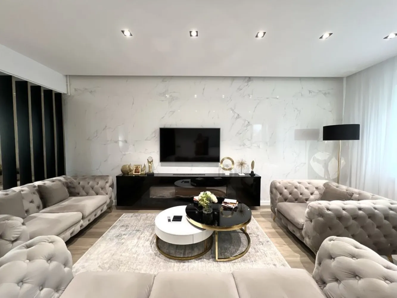 Apartament Lux 3 camere (2 parcari incluse) - Achiziția se face direct de la prioprietar Zero comisioane și zero costuri ascunse Apartamentul se predă complet mobilat,utilat și accesorizat Imobilul este amplasat în zona Brâncoveanu sector 4 București la doar câteva minute de stația de metrou Constantin Brâncoveanu și Ratb Beneficiind în imediata apropiere de punctele de interes precum Pacul Tineretului, Orășelul copiilor,Sun plaza mall In vecinătatea imobilului se afla numeroase grădinițe și școala. Apartamentul beneficiază de 2 locuri de parcare generoase aflate la interior. Printre facilitățile imobilului se regăsesc: - Etaje înalte de 3 m - ⁠Structura rezistentă din cadre și diafragme din beton armat - ⁠Zidărie,cărămidă protherm 30 cm - ⁠Centrala proprie - ⁠Încălzire radiator aluminiu - ⁠Geamuri tripan -Usi sistem filomuro cu toc ascuns - ⁠Finisaje de lux Spania(portelanosa) Pentru mai multe informatii lasă-mi un mesaj sau apelează numărul din anunț.