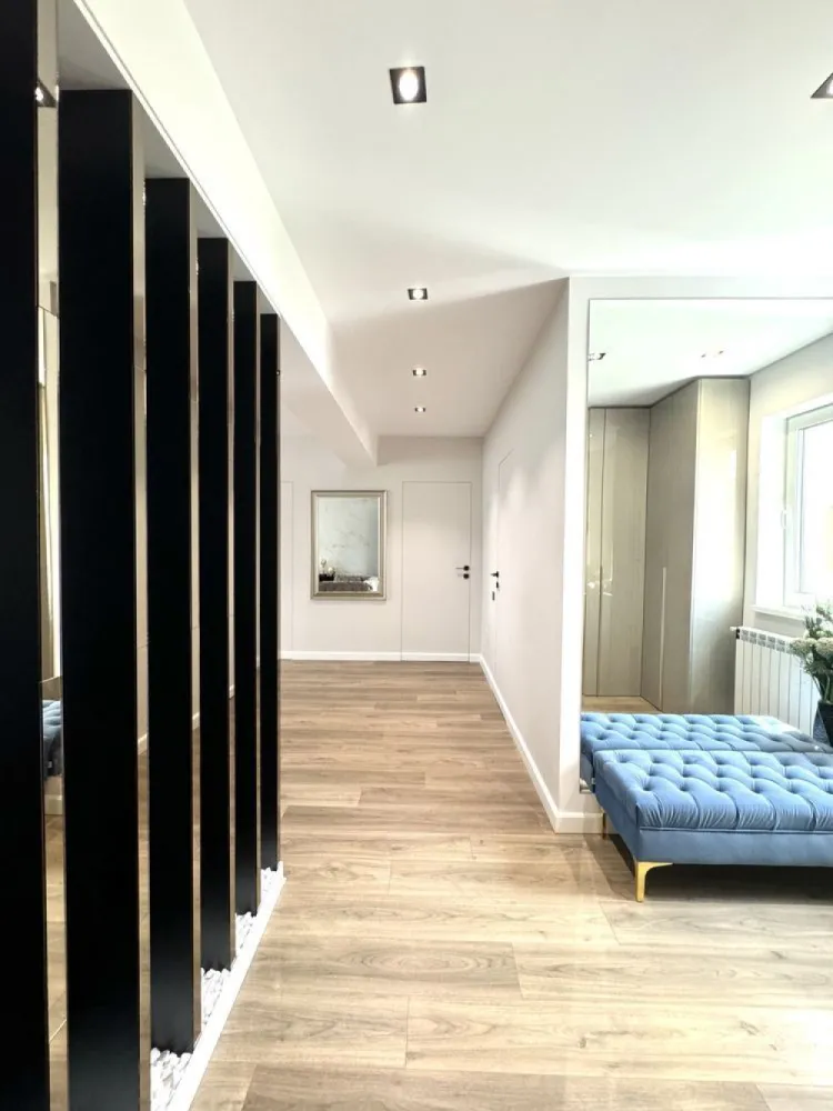 Apartament Lux 3 camere (2 parcari incluse) - Achiziția se face direct de la prioprietar Zero comisioane și zero costuri ascunse Apartamentul se predă complet mobilat,utilat și accesorizat Imobilul este amplasat în zona Brâncoveanu sector 4 București la doar câteva minute de stația de metrou Constantin Brâncoveanu și Ratb Beneficiind în imediata apropiere de punctele de interes precum Pacul Tineretului, Orășelul copiilor,Sun plaza mall In vecinătatea imobilului se afla numeroase grădinițe și școala. Apartamentul beneficiază de 2 locuri de parcare generoase aflate la interior. Printre facilitățile imobilului se regăsesc: - Etaje înalte de 3 m - ⁠Structura rezistentă din cadre și diafragme din beton armat - ⁠Zidărie,cărămidă protherm 30 cm - ⁠Centrala proprie - ⁠Încălzire radiator aluminiu - ⁠Geamuri tripan -Usi sistem filomuro cu toc ascuns - ⁠Finisaje de lux Spania(portelanosa) Pentru mai multe informatii lasă-mi un mesaj sau apelează numărul din anunț.