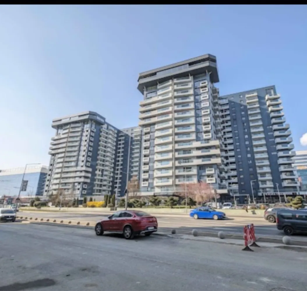 Apartament UPGROUND 3 camere 163 mp - Situat în zona de Nord a Bucurestiului, UpGround este un proiect rezidenţial ce promoveaza un nou concept de stil de viata. Cu o arhitectura moderna, finisaje de foarte buna calitate si apartamente spatioase, UpGround aduce aproape de tine toate facilitatile zilnice necesare. Facilitati: -foarte aproame de metrou piperea (5 minute de mers pe jos) -farmacie -sala sport world class -market - restaurante,cafenele -spalatorie -cofetarie Apartamentul este situat la etajul 1 -are o suprafata de 162,5 mp -locuri de parcare -boxa -necesita renovare PRETUL ESTE NEGOCIABIL!