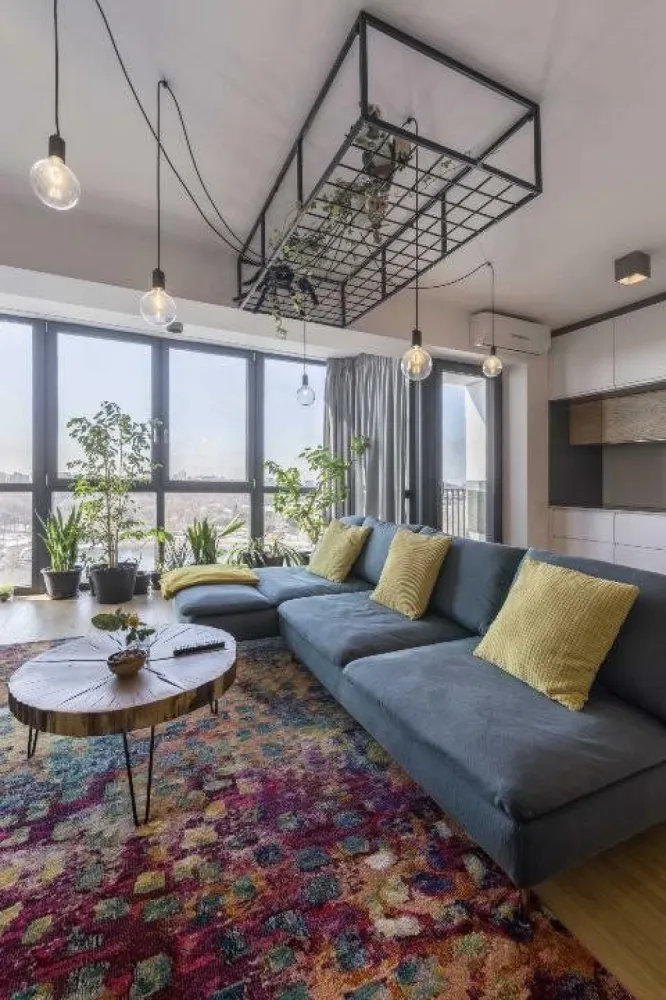 Duplex cu view superb, pe malul Lacului Plumbuita - Vindem apartament de lux, tip duplex, 3 camere, 119 mp utili, într-un complex rezidenţial nou, Poseidon Residence, pe malul Lacului Plumbuita. Apartamentul are un view superb care cuprinde parcul şi lacul Plumbuita, cu vedere până departe spre Palatul Parlamentului, Casa Presei şi zona de nord a Bucureştiului. * Sunaţi la pentru mai multe informaţii sau pentru programarea unei vizionări. Mai multe fotografii găsiţi aici: Preţul apartamentului este de 320.000â‚Ź (negociabil) în care sunt incluse şi 2 boxe la subsol. Avem de vânzare şi două locuri de parcare la subteran(-1), 20.000â‚Ź fiind preţul pentru un loc. Apartamentul are zona de zi şi dormitoarele dispuse pe etaje diferite. Astfel, la primul nivel, pe mai bine de 50 mp, se află bucătăria şi livingul plus o logie semideschisă. La cel de-al doilea nivel se află dormitorul matrimonial cu baie proprie ce cuprinde şi o cadă uriaşă, cea de-a doua baie, dotată cu duş walk-in, şi un alt dormitor care a fost amenajat ca birou/cameră pentru oaspeţi. Complexul este păzit şi supravegheat video 24/7. În imediata apropiere sunt supermarketuri precum Lidl şi Mega Image, şcoală, grădiniţă, Parcul Plumbuita şi McDonaldâ€™s. La circa 8 minute distanţă cu maşina sunt Carrefour şi Kaufland. În zonă sunt multe mijloace de transport în comun (tramvaiul 21, autobuzele 382, 343, 182, 282 sau 253, troleul 66). Cea mai apropiată staţie de metrou este Obor. Veranda Mall şi World Class Veranda sunt la doar 10 minute distanţă cu maşina, iar Promenada Mall sau World Class Caro sunt la circa 15 minute depărtare. Până la Autostrada A3 sunt doar 1,5 km, iar până la E85 sunt circa 500m. Apartamentul are finisaje de lux: - parchet de stejar triplustratificat - tamplarie QFORT 7 Stars cu coeficient de transfer termic asemănător unei case pasive - climatizare tip inverter în fiecare cameră - uşă metalică antiefracţie blindată Waldeck Apartamentul se vinde complet mobilat şi utilat. Cea mai mare parte din mobilă a fost realizată la comandă şi este din MDF şi furnir de stejar. La electrocasnice amintim: - plită inducţie Electrolux cu 6 zone de gătit - hotă Falmec seria Professional - 2 cuptoare cu abur Electrolux - frigider LG - maşină de spălat rufe, uscător şi maşină de spălat vase marca Beko - televizor Sony Bravia 4K, 139cm