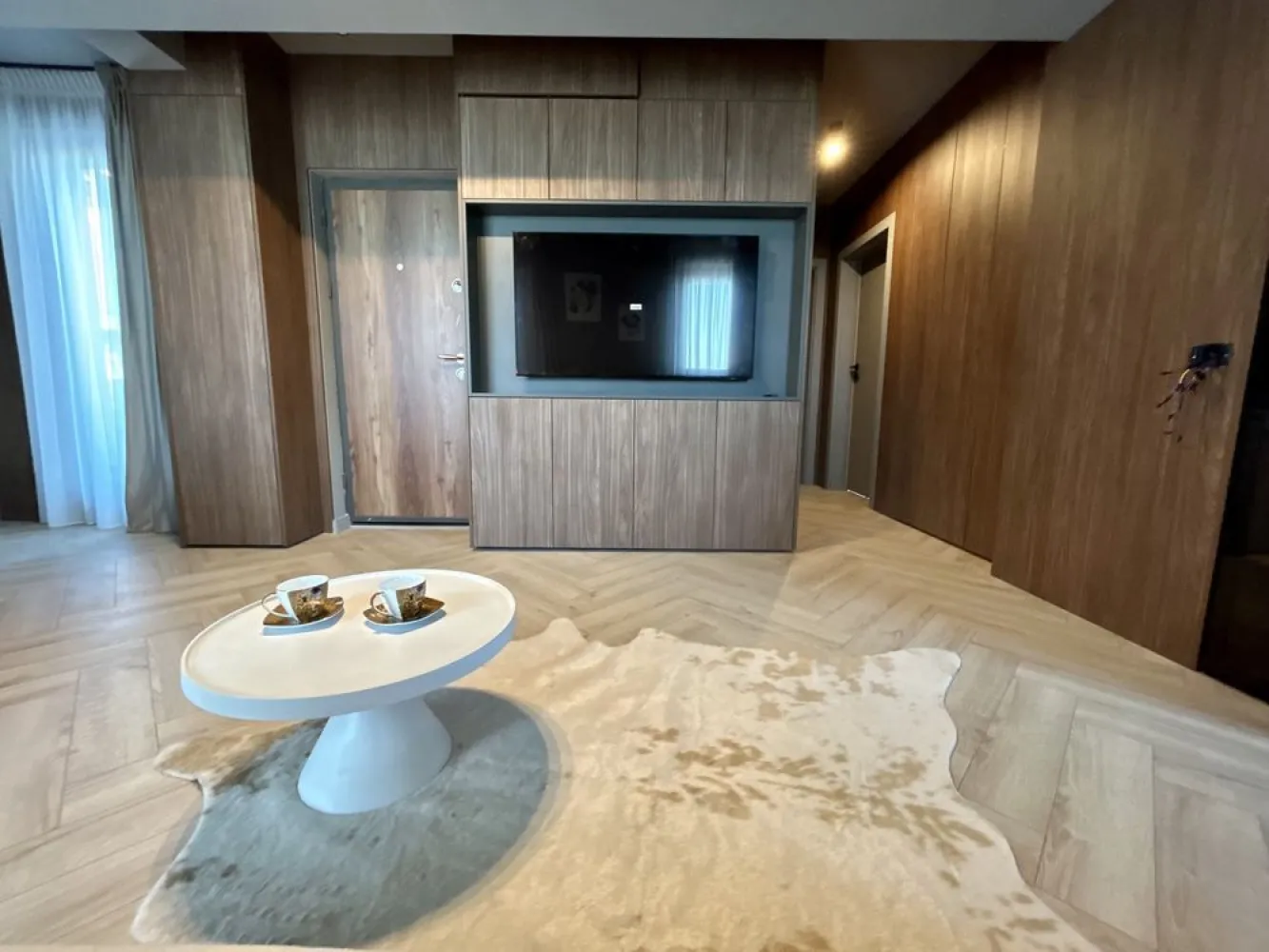 Apartament nou, sector 1. penthaus de 3 camere cu 2 bai si 3 terase - Va propun spre vânzare, direct de la dezvoltator, apartament de 3 camere cu doua băi , balcon si doua terase. Ap. Are 72 mp plus 60 mp terase In acest moment ap. este mobilat si utilat complet de către o echipa de designeri profesioniști. Ap este racordat la toate utilitățile ceea ce va oferă posibilitatea de a va muta imediat . Ap. Este la et. 3 construit într-un imobil tip boutique, amplasat în bucuresti sector 1, la intersecția dintre bulevardul Petrila și sos bucuresti Târgoviște . Cladirea este Ds+P+3, Situată în nordul orașului, într-un cartier aerisit, cu multa verdeața, înconjurat de lac și pădure dar cu acces imediat către magazine și centre comerciale. În apropiere se afla Băneasa Shopping City, restaurantul Doi Cocosi, iar la câțiva zeci de metri distanță, școala, Grădinița, Kaufkand, Lidl. De asemenea, aveți acces imediat la stația de transport în comun și metrou. Toate materialele folosite pt finisaje sunt calitate premium, gândite si executate în detaliu, pt a va pune la dispoziție o locuință rafinata si confortabila. *FINISAJE si DOTĂRI: - Tâmplărie Salamander Bluevolution - Geam Tripan termoizolant - centrală proprie - Încălzire în pardoseala - Usi intrare securizate antiefractie - Uși interior, Parchet, gresie si obiecte sanitare Premium - Videointerfon. Pentru mai multe detalii, nu ezitați sa ma contactați la nr afișat.