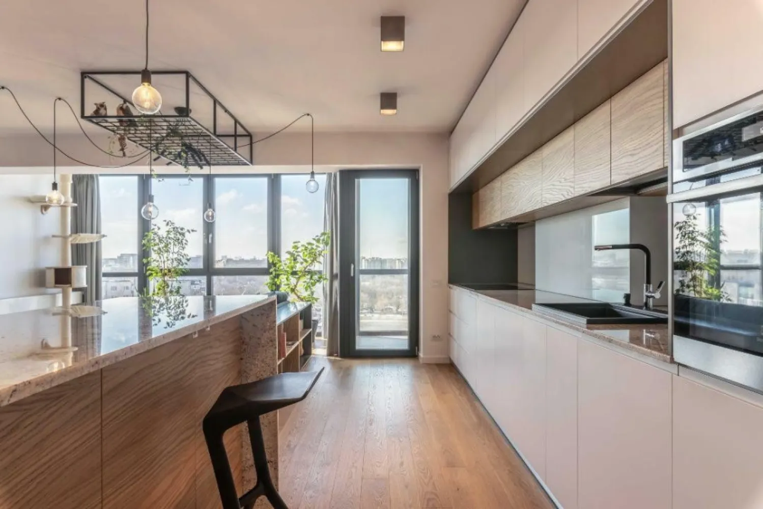 Duplex cu view superb, pe malul Lacului Plumbuita - Vindem apartament de lux, tip duplex, 3 camere, 119 mp utili, într-un complex rezidenţial nou, Poseidon Residence, pe malul Lacului Plumbuita. Apartamentul are un view superb care cuprinde parcul şi lacul Plumbuita, cu vedere până departe spre Palatul Parlamentului, Casa Presei şi zona de nord a Bucureştiului. * Sunaţi la pentru mai multe informaţii sau pentru programarea unei vizionări. Mai multe fotografii găsiţi aici: Preţul apartamentului este de 320.000â‚Ź (negociabil) în care sunt incluse şi 2 boxe la subsol. Avem de vânzare şi două locuri de parcare la subteran(-1), 20.000â‚Ź fiind preţul pentru un loc. Apartamentul are zona de zi şi dormitoarele dispuse pe etaje diferite. Astfel, la primul nivel, pe mai bine de 50 mp, se află bucătăria şi livingul plus o logie semideschisă. La cel de-al doilea nivel se află dormitorul matrimonial cu baie proprie ce cuprinde şi o cadă uriaşă, cea de-a doua baie, dotată cu duş walk-in, şi un alt dormitor care a fost amenajat ca birou/cameră pentru oaspeţi. Complexul este păzit şi supravegheat video 24/7. În imediata apropiere sunt supermarketuri precum Lidl şi Mega Image, şcoală, grădiniţă, Parcul Plumbuita şi McDonaldâ€™s. La circa 8 minute distanţă cu maşina sunt Carrefour şi Kaufland. În zonă sunt multe mijloace de transport în comun (tramvaiul 21, autobuzele 382, 343, 182, 282 sau 253, troleul 66). Cea mai apropiată staţie de metrou este Obor. Veranda Mall şi World Class Veranda sunt la doar 10 minute distanţă cu maşina, iar Promenada Mall sau World Class Caro sunt la circa 15 minute depărtare. Până la Autostrada A3 sunt doar 1,5 km, iar până la E85 sunt circa 500m. Apartamentul are finisaje de lux: - parchet de stejar triplustratificat - tamplarie QFORT 7 Stars cu coeficient de transfer termic asemănător unei case pasive - climatizare tip inverter în fiecare cameră - uşă metalică antiefracţie blindată Waldeck Apartamentul se vinde complet mobilat şi utilat. Cea mai mare parte din mobilă a fost realizată la comandă şi este din MDF şi furnir de stejar. La electrocasnice amintim: - plită inducţie Electrolux cu 6 zone de gătit - hotă Falmec seria Professional - 2 cuptoare cu abur Electrolux - frigider LG - maşină de spălat rufe, uscător şi maşină de spălat vase marca Beko - televizor Sony Bravia 4K, 139cm