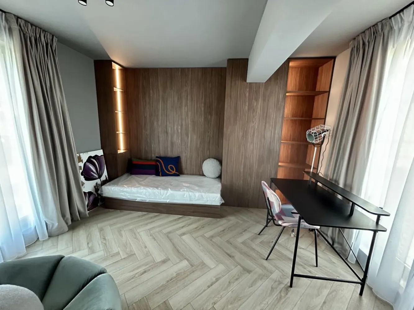 Apartament nou, sector 1. penthaus de 3 camere cu 2 bai si 3 terase - Va propun spre vânzare, direct de la dezvoltator, apartament de 3 camere cu doua băi , balcon si doua terase. Ap. Are 72 mp plus 60 mp terase In acest moment ap. este mobilat si utilat complet de către o echipa de designeri profesioniști. Ap este racordat la toate utilitățile ceea ce va oferă posibilitatea de a va muta imediat . Ap. Este la et. 3 construit într-un imobil tip boutique, amplasat în bucuresti sector 1, la intersecția dintre bulevardul Petrila și sos bucuresti Târgoviște . Cladirea este Ds+P+3, Situată în nordul orașului, într-un cartier aerisit, cu multa verdeața, înconjurat de lac și pădure dar cu acces imediat către magazine și centre comerciale. În apropiere se afla Băneasa Shopping City, restaurantul Doi Cocosi, iar la câțiva zeci de metri distanță, școala, Grădinița, Kaufkand, Lidl. De asemenea, aveți acces imediat la stația de transport în comun și metrou. Toate materialele folosite pt finisaje sunt calitate premium, gândite si executate în detaliu, pt a va pune la dispoziție o locuință rafinata si confortabila. *FINISAJE si DOTĂRI: - Tâmplărie Salamander Bluevolution - Geam Tripan termoizolant - centrală proprie - Încălzire în pardoseala - Usi intrare securizate antiefractie - Uși interior, Parchet, gresie si obiecte sanitare Premium - Videointerfon. Pentru mai multe detalii, nu ezitați sa ma contactați la nr afișat.