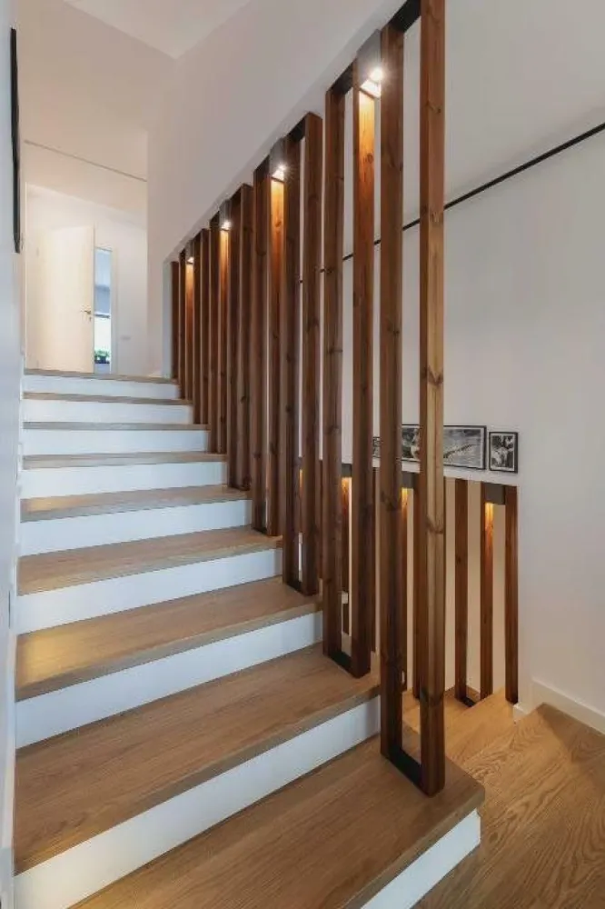 Duplex cu view superb, pe malul Lacului Plumbuita - Vindem apartament de lux, tip duplex, 3 camere, 119 mp utili, într-un complex rezidenţial nou, Poseidon Residence, pe malul Lacului Plumbuita. Apartamentul are un view superb care cuprinde parcul şi lacul Plumbuita, cu vedere până departe spre Palatul Parlamentului, Casa Presei şi zona de nord a Bucureştiului. * Sunaţi la pentru mai multe informaţii sau pentru programarea unei vizionări. Mai multe fotografii găsiţi aici: Preţul apartamentului este de 320.000â‚Ź (negociabil) în care sunt incluse şi 2 boxe la subsol. Avem de vânzare şi două locuri de parcare la subteran(-1), 20.000â‚Ź fiind preţul pentru un loc. Apartamentul are zona de zi şi dormitoarele dispuse pe etaje diferite. Astfel, la primul nivel, pe mai bine de 50 mp, se află bucătăria şi livingul plus o logie semideschisă. La cel de-al doilea nivel se află dormitorul matrimonial cu baie proprie ce cuprinde şi o cadă uriaşă, cea de-a doua baie, dotată cu duş walk-in, şi un alt dormitor care a fost amenajat ca birou/cameră pentru oaspeţi. Complexul este păzit şi supravegheat video 24/7. În imediata apropiere sunt supermarketuri precum Lidl şi Mega Image, şcoală, grădiniţă, Parcul Plumbuita şi McDonaldâ€™s. La circa 8 minute distanţă cu maşina sunt Carrefour şi Kaufland. În zonă sunt multe mijloace de transport în comun (tramvaiul 21, autobuzele 382, 343, 182, 282 sau 253, troleul 66). Cea mai apropiată staţie de metrou este Obor. Veranda Mall şi World Class Veranda sunt la doar 10 minute distanţă cu maşina, iar Promenada Mall sau World Class Caro sunt la circa 15 minute depărtare. Până la Autostrada A3 sunt doar 1,5 km, iar până la E85 sunt circa 500m. Apartamentul are finisaje de lux: - parchet de stejar triplustratificat - tamplarie QFORT 7 Stars cu coeficient de transfer termic asemănător unei case pasive - climatizare tip inverter în fiecare cameră - uşă metalică antiefracţie blindată Waldeck Apartamentul se vinde complet mobilat şi utilat. Cea mai mare parte din mobilă a fost realizată la comandă şi este din MDF şi furnir de stejar. La electrocasnice amintim: - plită inducţie Electrolux cu 6 zone de gătit - hotă Falmec seria Professional - 2 cuptoare cu abur Electrolux - frigider LG - maşină de spălat rufe, uscător şi maşină de spălat vase marca Beko - televizor Sony Bravia 4K, 139cm