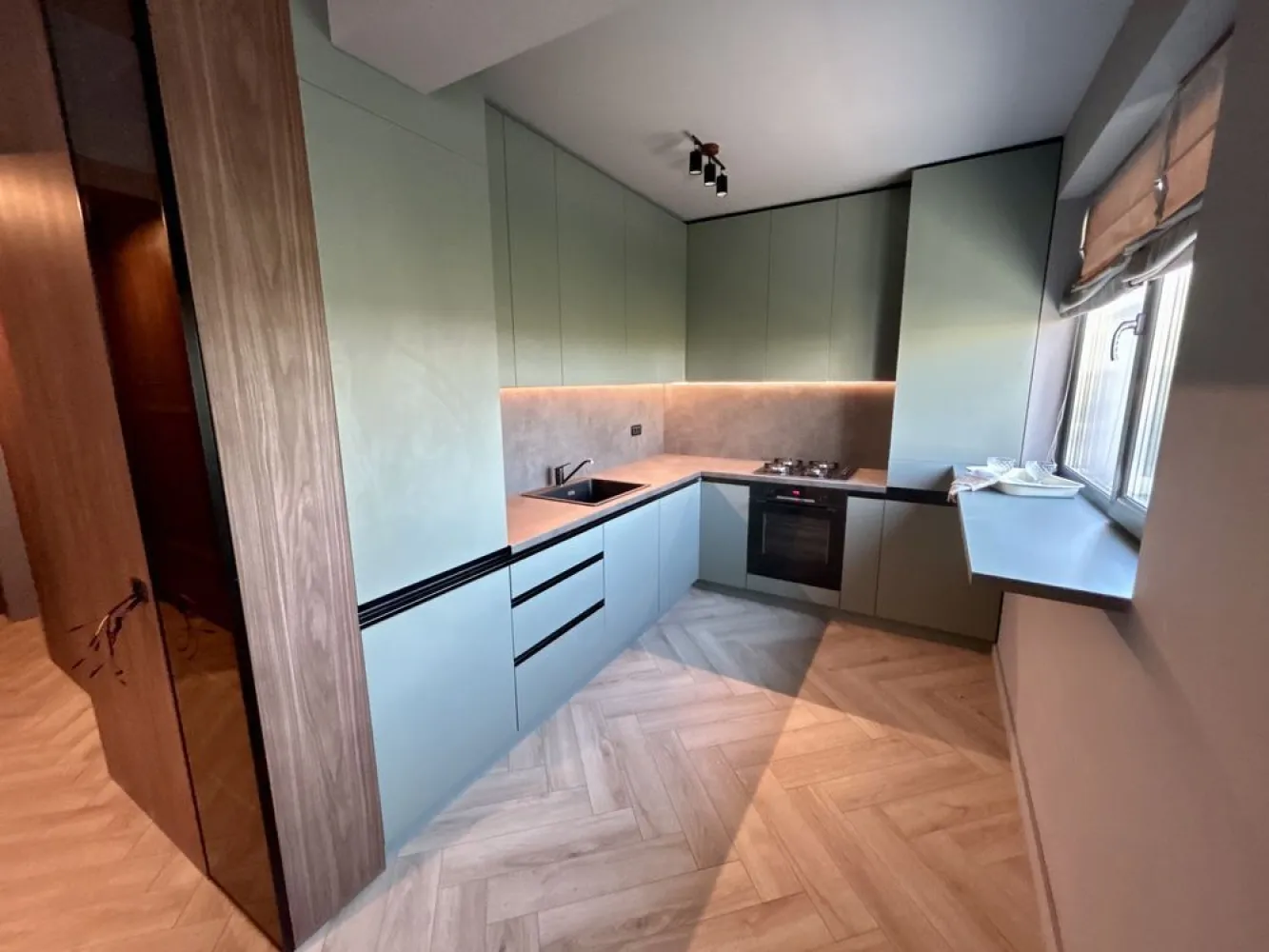 Apartament nou, sector 1. penthaus de 3 camere cu 2 bai si 3 terase - Va propun spre vânzare, direct de la dezvoltator, apartament de 3 camere cu doua băi , balcon si doua terase. Ap. Are 72 mp plus 60 mp terase In acest moment ap. este mobilat si utilat complet de către o echipa de designeri profesioniști. Ap este racordat la toate utilitățile ceea ce va oferă posibilitatea de a va muta imediat . Ap. Este la et. 3 construit într-un imobil tip boutique, amplasat în bucuresti sector 1, la intersecția dintre bulevardul Petrila și sos bucuresti Târgoviște . Cladirea este Ds+P+3, Situată în nordul orașului, într-un cartier aerisit, cu multa verdeața, înconjurat de lac și pădure dar cu acces imediat către magazine și centre comerciale. În apropiere se afla Băneasa Shopping City, restaurantul Doi Cocosi, iar la câțiva zeci de metri distanță, școala, Grădinița, Kaufkand, Lidl. De asemenea, aveți acces imediat la stația de transport în comun și metrou. Toate materialele folosite pt finisaje sunt calitate premium, gândite si executate în detaliu, pt a va pune la dispoziție o locuință rafinata si confortabila. *FINISAJE si DOTĂRI: - Tâmplărie Salamander Bluevolution - Geam Tripan termoizolant - centrală proprie - Încălzire în pardoseala - Usi intrare securizate antiefractie - Uși interior, Parchet, gresie si obiecte sanitare Premium - Videointerfon. Pentru mai multe detalii, nu ezitați sa ma contactați la nr afișat.