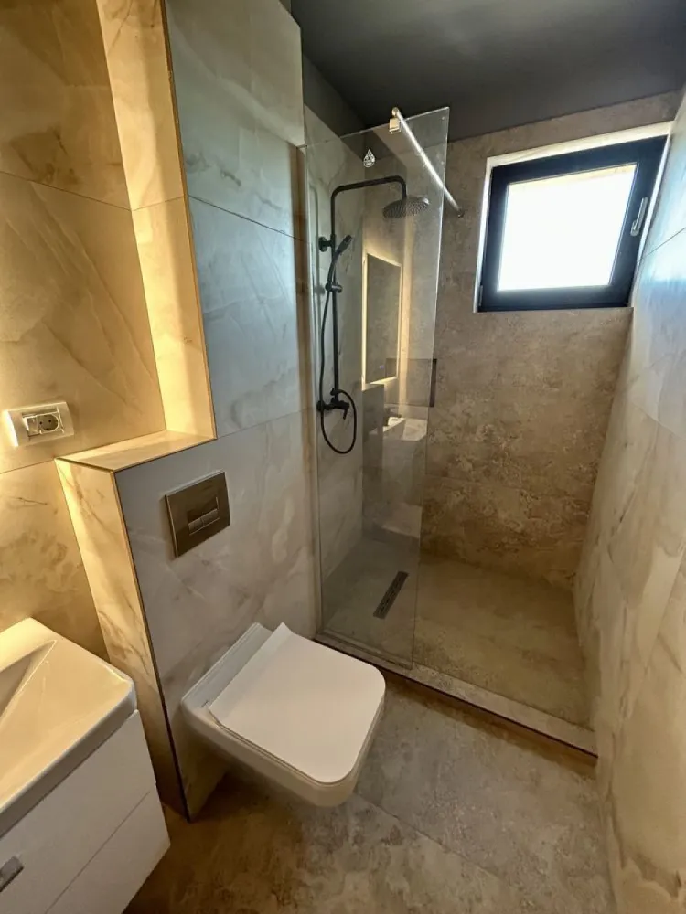 Apartament nou, sector 1. penthaus de 3 camere cu 2 bai si 3 terase - Va propun spre vânzare, direct de la dezvoltator, apartament de 3 camere cu doua băi , balcon si doua terase. Ap. Are 72 mp plus 60 mp terase In acest moment ap. este mobilat si utilat complet de către o echipa de designeri profesioniști. Ap este racordat la toate utilitățile ceea ce va oferă posibilitatea de a va muta imediat . Ap. Este la et. 3 construit într-un imobil tip boutique, amplasat în bucuresti sector 1, la intersecția dintre bulevardul Petrila și sos bucuresti Târgoviște . Cladirea este Ds+P+3, Situată în nordul orașului, într-un cartier aerisit, cu multa verdeața, înconjurat de lac și pădure dar cu acces imediat către magazine și centre comerciale. În apropiere se afla Băneasa Shopping City, restaurantul Doi Cocosi, iar la câțiva zeci de metri distanță, școala, Grădinița, Kaufkand, Lidl. De asemenea, aveți acces imediat la stația de transport în comun și metrou. Toate materialele folosite pt finisaje sunt calitate premium, gândite si executate în detaliu, pt a va pune la dispoziție o locuință rafinata si confortabila. *FINISAJE si DOTĂRI: - Tâmplărie Salamander Bluevolution - Geam Tripan termoizolant - centrală proprie - Încălzire în pardoseala - Usi intrare securizate antiefractie - Uși interior, Parchet, gresie si obiecte sanitare Premium - Videointerfon. Pentru mai multe detalii, nu ezitați sa ma contactați la nr afișat.