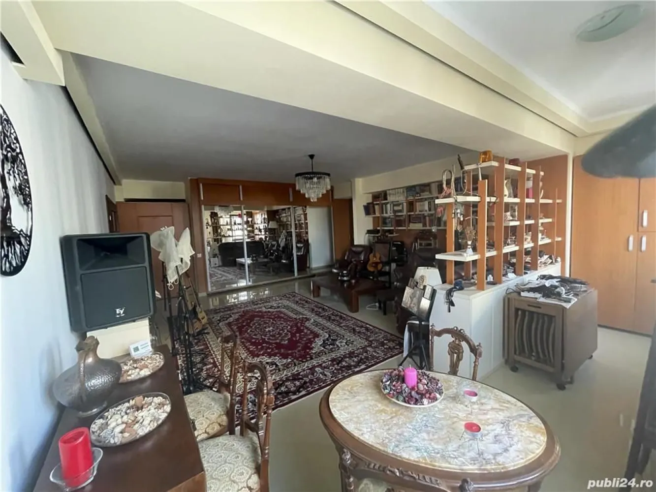 Vand Apartament Lux Dorobanti exclus agenti - Vand apartament lux , zona Dorobanti: Living 44 mp Dormitor 26 mp Dormitor 16 mp Bucatarie 15 mp Vestibul 11 mp Spatiu depozitare 7 mp Baie jacuzzi 6 mp Baie dus dublu 5 mp Camara 2 mp Se poate separa in doua apartamente cu acces și utilități diferite. 2 centrale, contoare diferite. Se poate amenaja ca spațiu de locuit, cabinet de avocatură, sau cabinet medical. Se vinde parțial mobilat.