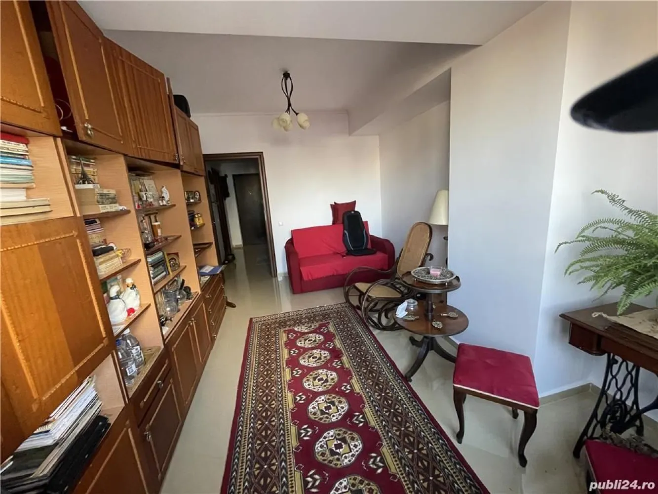 Vand Apartament Lux Dorobanti exclus agenti - Vand apartament lux , zona Dorobanti: Living 44 mp Dormitor 26 mp Dormitor 16 mp Bucatarie 15 mp Vestibul 11 mp Spatiu depozitare 7 mp Baie jacuzzi 6 mp Baie dus dublu 5 mp Camara 2 mp Se poate separa in doua apartamente cu acces și utilități diferite. 2 centrale, contoare diferite. Se poate amenaja ca spațiu de locuit, cabinet de avocatură, sau cabinet medical. Se vinde parțial mobilat.