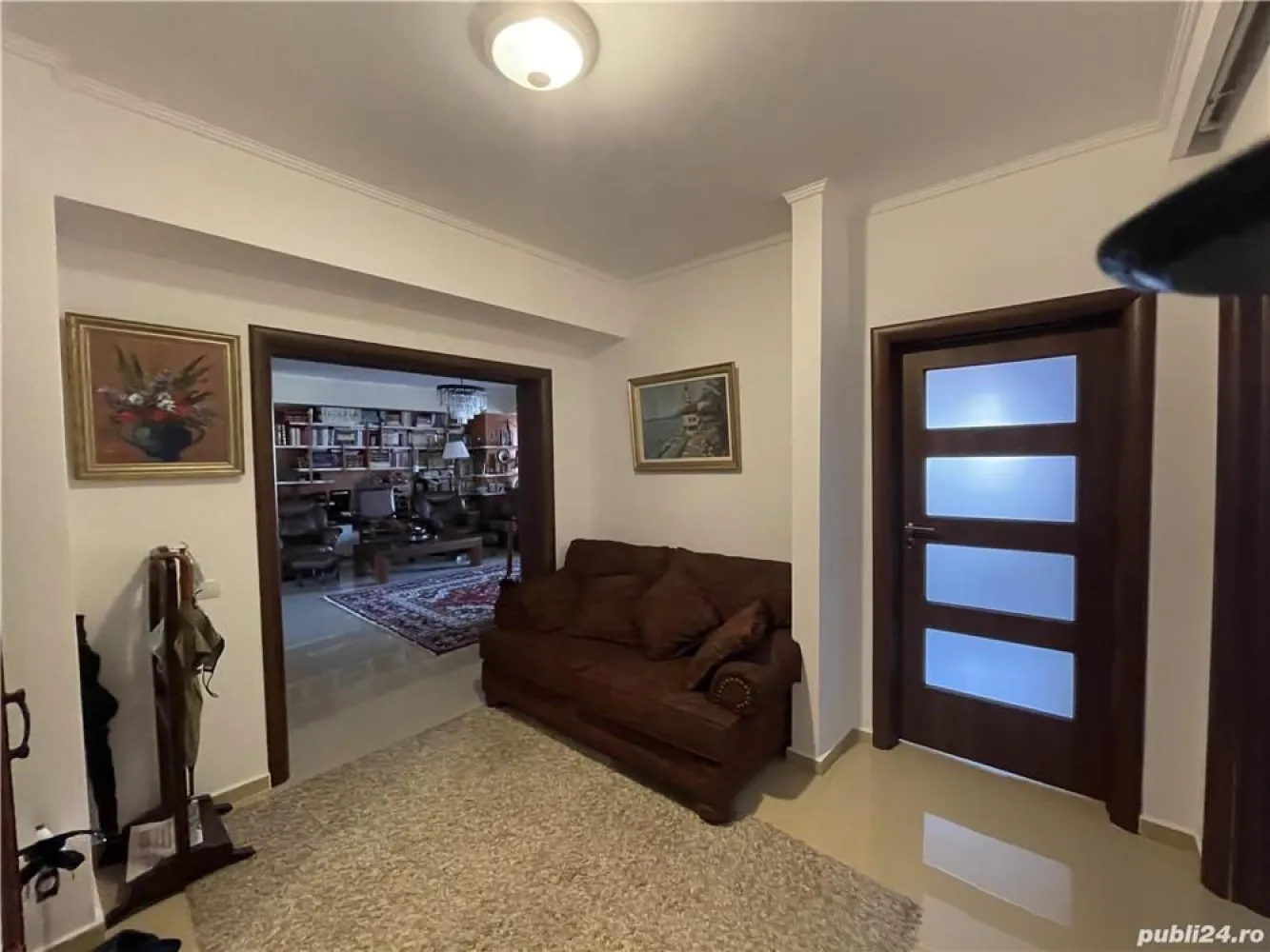 Vand Apartament Lux Dorobanti exclus agenti - Vand apartament lux , zona Dorobanti: Living 44 mp Dormitor 26 mp Dormitor 16 mp Bucatarie 15 mp Vestibul 11 mp Spatiu depozitare 7 mp Baie jacuzzi 6 mp Baie dus dublu 5 mp Camara 2 mp Se poate separa in doua apartamente cu acces și utilități diferite. 2 centrale, contoare diferite. Se poate amenaja ca spațiu de locuit, cabinet de avocatură, sau cabinet medical. Se vinde parțial mobilat.