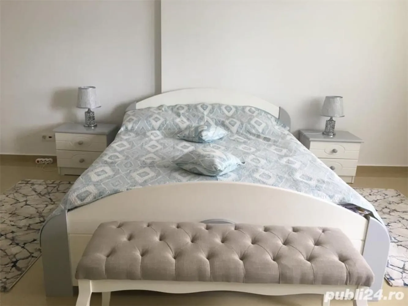 Vand Apartament Lux Dorobanti exclus agenti - Vand apartament lux , zona Dorobanti: Living 44 mp Dormitor 26 mp Dormitor 16 mp Bucatarie 15 mp Vestibul 11 mp Spatiu depozitare 7 mp Baie jacuzzi 6 mp Baie dus dublu 5 mp Camara 2 mp Se poate separa in doua apartamente cu acces și utilități diferite. 2 centrale, contoare diferite. Se poate amenaja ca spațiu de locuit, cabinet de avocatură, sau cabinet medical. Se vinde parțial mobilat.