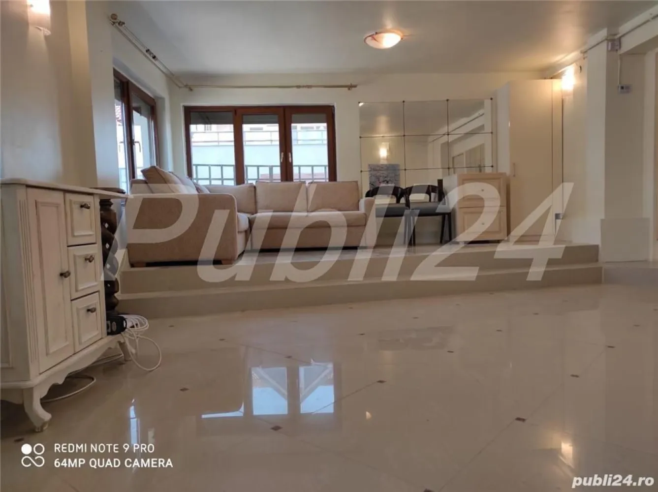 Primaverii, 3 camere, 130 mp, Proprietar - Apartament deosebit de spatios, elegant, luminos situat in zona Primaverii la numai 400 m de Parcul Herastrau si Metrou Aviatorilor. Renovat complet 2021! Imobilul a fost finalizat in anul 2000. Singur pe nivel, beneficiaza de vedere libera. Suprafata utila a apartamenului este de 130 mp si este impartit dupa cum urmeaza: - Livingul, este spatios, luminos, avand mobilier elegant, de calitate deosebita, in nuanta ivory. Se continua cu o camera luminoasa. Bucataria este mobilata si utilata, iar mobilierul pastreaza acelasi stil si nuanta cu cel al livingului. Dormitorul este spatios si luminos, cu vedere libera avand access de o baie cu cabina de dus. - Cel de-al doilea dormitor transformat momentan in office - Loc de servit masa - 16 mp - ce poate fi transformat in dormitor 3 Zona de zi beneficiaza de o baie cu cada. - Balcon, terasa, lift, camere video, centrala proprie, aer conditionat - Parcare la comun, gratis, in fata blocului sau contra cost cu paza la aproximativ 100m distanta