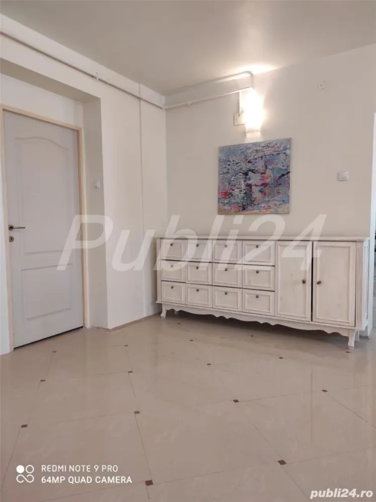 Primaverii, 3 camere, 130 mp, Proprietar - Apartament deosebit de spatios, elegant, luminos situat in zona Primaverii la numai 400 m de Parcul Herastrau si Metrou Aviatorilor. Renovat complet 2021! Imobilul a fost finalizat in anul 2000. Singur pe nivel, beneficiaza de vedere libera. Suprafata utila a apartamenului este de 130 mp si este impartit dupa cum urmeaza: - Livingul, este spatios, luminos, avand mobilier elegant, de calitate deosebita, in nuanta ivory. Se continua cu o camera luminoasa. Bucataria este mobilata si utilata, iar mobilierul pastreaza acelasi stil si nuanta cu cel al livingului. Dormitorul este spatios si luminos, cu vedere libera avand access de o baie cu cabina de dus. - Cel de-al doilea dormitor transformat momentan in office - Loc de servit masa - 16 mp - ce poate fi transformat in dormitor 3 Zona de zi beneficiaza de o baie cu cada. - Balcon, terasa, lift, camere video, centrala proprie, aer conditionat - Parcare la comun, gratis, in fata blocului sau contra cost cu paza la aproximativ 100m distanta