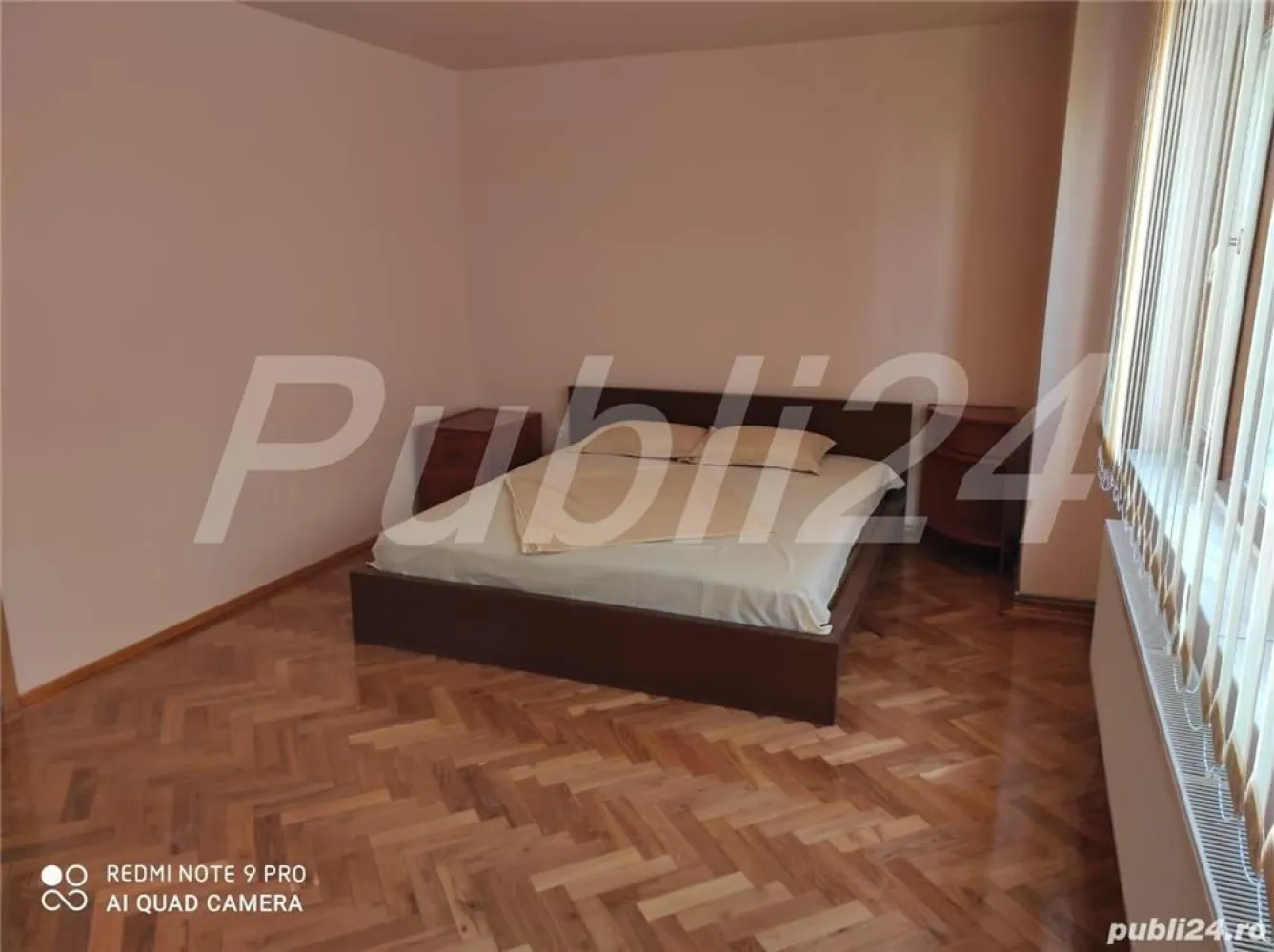 Primaverii, 3 camere, 130 mp, Proprietar - Apartament deosebit de spatios, elegant, luminos situat in zona Primaverii la numai 400 m de Parcul Herastrau si Metrou Aviatorilor. Renovat complet 2021! Imobilul a fost finalizat in anul 2000. Singur pe nivel, beneficiaza de vedere libera. Suprafata utila a apartamenului este de 130 mp si este impartit dupa cum urmeaza: - Livingul, este spatios, luminos, avand mobilier elegant, de calitate deosebita, in nuanta ivory. Se continua cu o camera luminoasa. Bucataria este mobilata si utilata, iar mobilierul pastreaza acelasi stil si nuanta cu cel al livingului. Dormitorul este spatios si luminos, cu vedere libera avand access de o baie cu cabina de dus. - Cel de-al doilea dormitor transformat momentan in office - Loc de servit masa - 16 mp - ce poate fi transformat in dormitor 3 Zona de zi beneficiaza de o baie cu cada. - Balcon, terasa, lift, camere video, centrala proprie, aer conditionat - Parcare la comun, gratis, in fata blocului sau contra cost cu paza la aproximativ 100m distanta