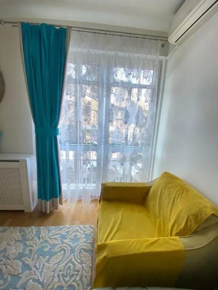 Apartament 3 camere - Primaverii - Bloc reabilitat - Proprietar, ofer spre vanzare un apartament de 3 camere, in cel mai exclusivit cartier al Capitalei: Cartierul Primaverii Reamintesc faptul ca Primaverii este inconjurat de 3 parcuri: Floreasca, Bordei si Herastrau. Este bine conectat cu centrul cat si cu Nordul Capitalei, prin statia de Metrou Aviatorilor si numeroase rute ale STB-ului. Acest cartier iti ofera unitati de invatamant de prestigiu: liceul Jean Monnet, colegiul Caragiale, scoli, gradinite. Majoritatea ambasadelor se regasesc aici, fiind cel mai sigur cartier din Bucuresti. Apartamentul este situat la etajul 1, al unui imobil cu regim mic de inaltime (P+3E) cu 16 apartamente (8 pe fiecare scara), edificat in anul 1960, pentru diplomatii sovietici. Constructia este una solida, dar in acelasi timp usoara, flexibila. De altfel in urma celor 2 cumtremure majore, blocul a ramas intact, fara nici macar o fisura. Foarte important de precizat, imobilul nu este incadrat in nicio clasa de risc seismic, sau in categorii de urgenta. Mai mult decat atat, imobilul este reabilitat exterior (fatada), interior (scarile), consolidat, iar terasele proaspat hidroizolate, lucrari realizate prin Asociatia de Proprietari. Apartamentul este compartimentat dupa cum urmeaza (vezi schita): - Baie - Bucatarie inchisa + camara si balcon - Living si balcon frantuzesc - Dormitor Nr. 1 - matrimonial - Dormitor Nr. 2 Se vinde complet mobilat si utilat, exact ca in poze. Centrala proprie pe gaz, AC in fiecare camera, contorizare separata pentru Gaz, Electricitate. Apartamentul este foarte bine compartimentat, luminos, inconjurat de spatii verzi si arbori, cu spatii vidrate generoase, pe toate cele 3 laturi ale imobilului (Nord, Sud si Est). *** Suprafata totala utila: 71 mp Actele sunt pregatite pentru vanzare. Detin certificat energetic. Colaborez cu agentiile imobiliare, pentru un comision fix de 1%. I speak English, feel free to ask me any details.