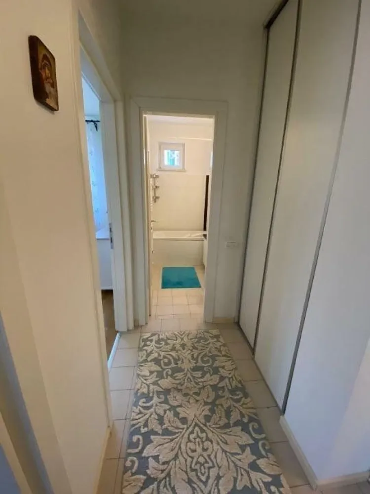 Apartament 3 camere - Primaverii - Bloc reabilitat - Proprietar, ofer spre vanzare un apartament de 3 camere, in cel mai exclusivit cartier al Capitalei: Cartierul Primaverii Reamintesc faptul ca Primaverii este inconjurat de 3 parcuri: Floreasca, Bordei si Herastrau. Este bine conectat cu centrul cat si cu Nordul Capitalei, prin statia de Metrou Aviatorilor si numeroase rute ale STB-ului. Acest cartier iti ofera unitati de invatamant de prestigiu: liceul Jean Monnet, colegiul Caragiale, scoli, gradinite. Majoritatea ambasadelor se regasesc aici, fiind cel mai sigur cartier din Bucuresti. Apartamentul este situat la etajul 1, al unui imobil cu regim mic de inaltime (P+3E) cu 16 apartamente (8 pe fiecare scara), edificat in anul 1960, pentru diplomatii sovietici. Constructia este una solida, dar in acelasi timp usoara, flexibila. De altfel in urma celor 2 cumtremure majore, blocul a ramas intact, fara nici macar o fisura. Foarte important de precizat, imobilul nu este incadrat in nicio clasa de risc seismic, sau in categorii de urgenta. Mai mult decat atat, imobilul este reabilitat exterior (fatada), interior (scarile), consolidat, iar terasele proaspat hidroizolate, lucrari realizate prin Asociatia de Proprietari. Apartamentul este compartimentat dupa cum urmeaza (vezi schita): - Baie - Bucatarie inchisa + camara si balcon - Living si balcon frantuzesc - Dormitor Nr. 1 - matrimonial - Dormitor Nr. 2 Se vinde complet mobilat si utilat, exact ca in poze. Centrala proprie pe gaz, AC in fiecare camera, contorizare separata pentru Gaz, Electricitate. Apartamentul este foarte bine compartimentat, luminos, inconjurat de spatii verzi si arbori, cu spatii vidrate generoase, pe toate cele 3 laturi ale imobilului (Nord, Sud si Est). *** Suprafata totala utila: 71 mp Actele sunt pregatite pentru vanzare. Detin certificat energetic. Colaborez cu agentiile imobiliare, pentru un comision fix de 1%. I speak English, feel free to ask me any details.