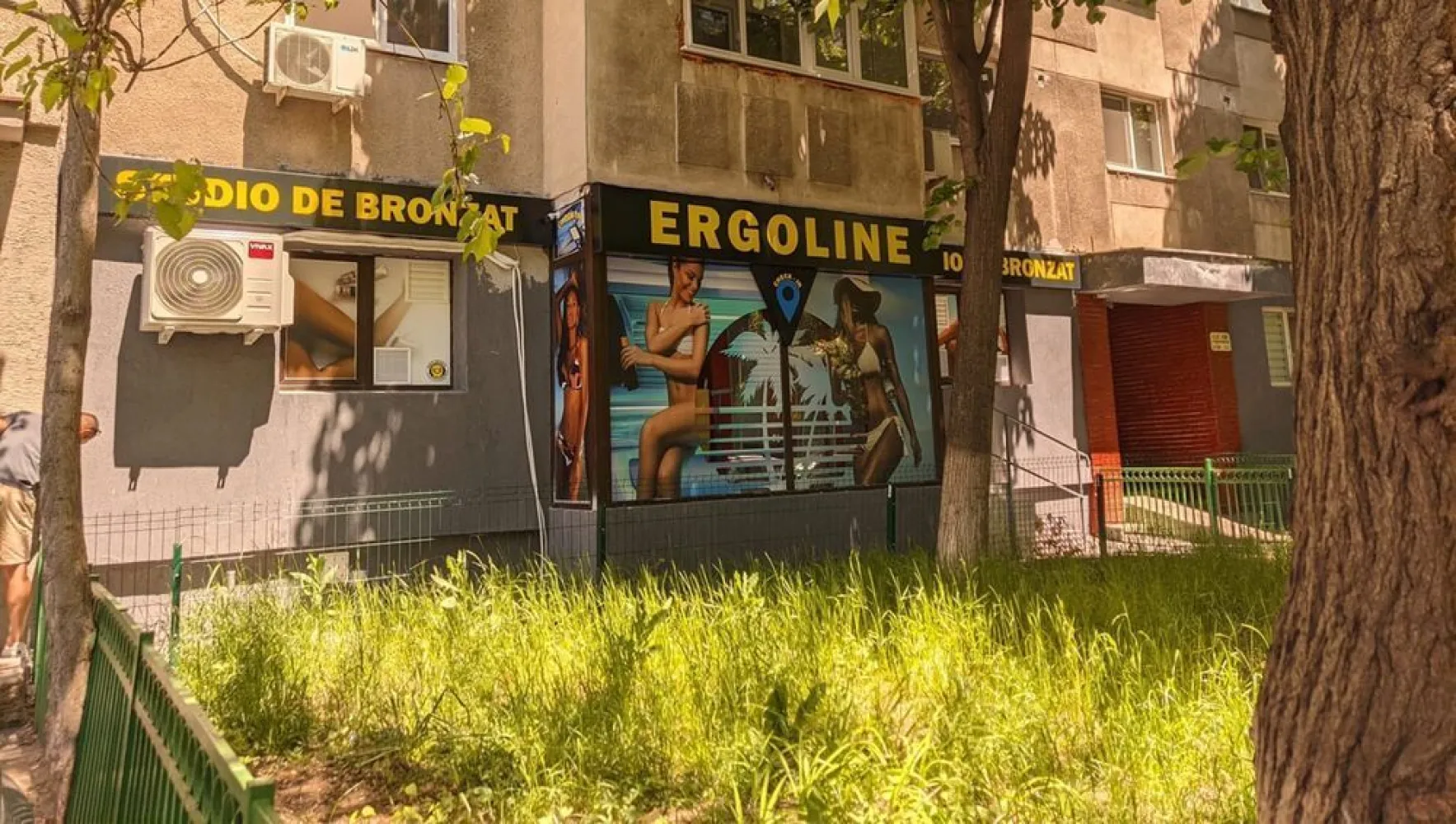 SPATIU COMERCIAL -RAHOVA-margeanului scara acces exterior INTABULATA - PARTICULAR SPATIU COMERCIAL STRADAL BUZOIENI-MARGEANULUI-RAHOVA,SCARA ACCES EXTERIOR INTABULATĂ autorizatii 100% eliberate de primaria sector 5 apartament modificat in spatiu comercial receptie lucrare executata ideal firma, vitrina 12 m la bulevard Detalii suplimentare Aer conditionat, Alarma, apa{apometre}, curent electric 380, gaze, un grup sanitar, internet, renovat la alb VAD COMERCIAL VITRINA STRADALA 12M PE STRADA BUZOIENI IDEAL SPATIU BIROURI,STOMATOLOGIE,NOTARIAT,ETC in spatiu a funcționat FARMACIA VERDE 20 de ani si salonul timp de 4 ani cu o chirie de 8400 euro anual