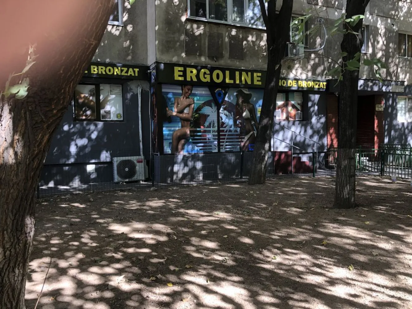 SPATIU COMERCIAL -RAHOVA-margeanului scara acces exterior INTABULATA - PARTICULAR SPATIU COMERCIAL STRADAL BUZOIENI-MARGEANULUI-RAHOVA,SCARA ACCES EXTERIOR INTABULATĂ autorizatii 100% eliberate de primaria sector 5 apartament modificat in spatiu comercial receptie lucrare executata ideal firma, vitrina 12 m la bulevard Detalii suplimentare Aer conditionat, Alarma, apa{apometre}, curent electric 380, gaze, un grup sanitar, internet, renovat la alb VAD COMERCIAL VITRINA STRADALA 12M PE STRADA BUZOIENI IDEAL SPATIU BIROURI,STOMATOLOGIE,NOTARIAT,ETC in spatiu a funcționat FARMACIA VERDE 20 de ani si salonul timp de 4 ani cu o chirie de 8400 euro anual