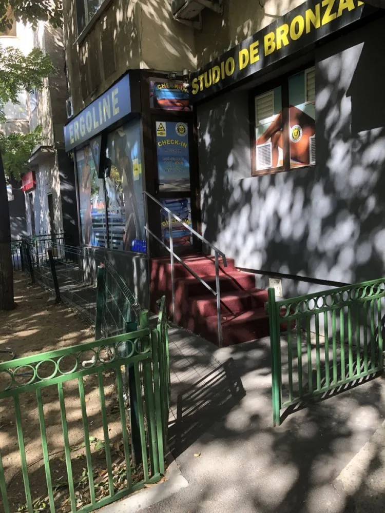 SPATIU COMERCIAL -RAHOVA-margeanului scara acces exterior INTABULATA - PARTICULAR SPATIU COMERCIAL STRADAL BUZOIENI-MARGEANULUI-RAHOVA,SCARA ACCES EXTERIOR INTABULATĂ autorizatii 100% eliberate de primaria sector 5 apartament modificat in spatiu comercial receptie lucrare executata ideal firma, vitrina 12 m la bulevard Detalii suplimentare Aer conditionat, Alarma, apa{apometre}, curent electric 380, gaze, un grup sanitar, internet, renovat la alb VAD COMERCIAL VITRINA STRADALA 12M PE STRADA BUZOIENI IDEAL SPATIU BIROURI,STOMATOLOGIE,NOTARIAT,ETC in spatiu a funcționat FARMACIA VERDE 20 de ani si salonul timp de 4 ani cu o chirie de 8400 euro anual