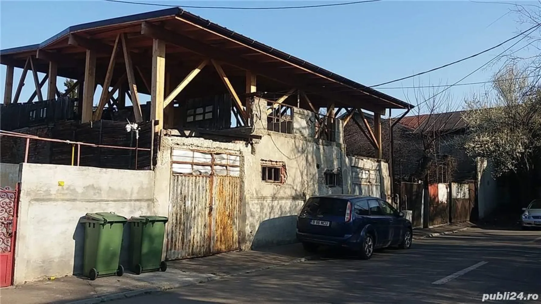 Vanzare cladire garaj - Cadire garaj, sector 1 Bucuresti,aproape de stadionul Giulesti. Parter si etaj, teren 137 mp, 130.5 mp,130.5 mp ocupat,suprafata utila 181 mp. Apa, canalizare, curent 220, 380 v. Necesita renovare