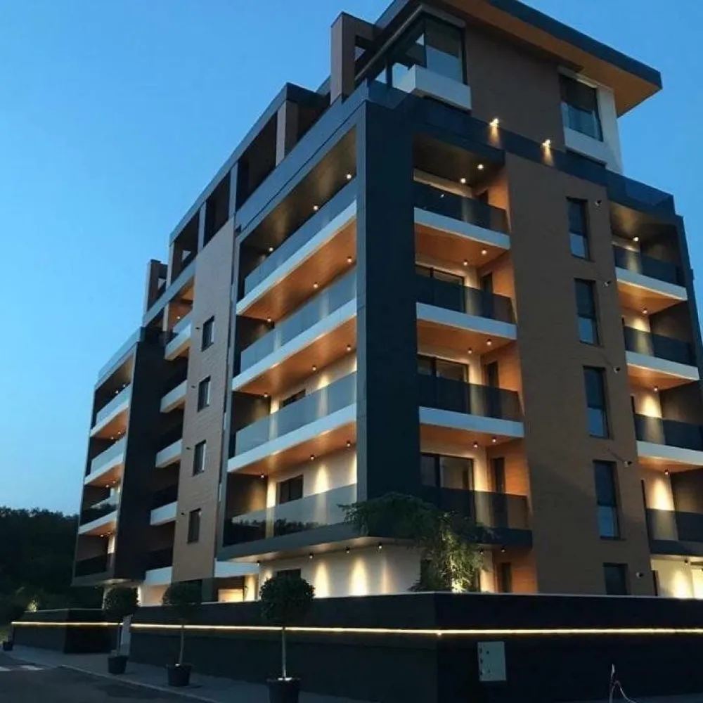 APARTAMENT BANEASA // CAP NORD RESIDENCE // LUX // MOBILAT - Descriere Apartament de Vânzare - CAP NORD RESIDENCE, Bucureşti Preţ: 440.000 EUR Detalii Contact: Whatsapp Descriere: Vă prezentăm un apartament de lux, singurul disponibil pentru vânzare în exclusivistul bloc CAP NORD RESIDENCE. Situat pe strada Jandarmeriei, acest apartament oferă un acces facil către centrul oraşului Bucureşti (aproximativ 15 minute), la doar 5 minute de Mall Băneasa şi la 10 minute de Pipera, fiind totodată aproape de aeroport. Caracteristici ale apartamentului: Suprafaţă: 152 mp Etaj: 1 Parcare: Loc de parcare subteran inclus Dotări: Apartamentul este complet dotat cu finisaje de înaltă calitate. Baia este complet echipată, iar bucătăria este montată, gata pentru a fi folosită. Proprietari anteriori: A fost deţinut de un singur proprietar, ceea ce garantează faptul că apartamentul a fost bine întreţinut şi îngrijit. Caracteristici ale blocului: Scară bloc: Inedită şi elegantă, oferind o primire călduroasă şi luxoasă pentru locatari şi vizitatori. Facilităţi: Parcare subterană cu loc inclus, spaţii comune bine întreţinute şi un design arhitectural modern. Opţiuni de plată: Acceptăm multiple opţiuni de plată, inclusiv prin credit ipotecar, plata prin criptomonede şi alte metode flexibile pentru a facilita achiziţia. Localizare: Strada Jandarmeriei, Bucureşti 15 minute până în centrul oraşului 5 minute până la Mall Băneasa 10 minute până la Pipera Aproape de aeroport, oferind o comoditate sporită pentru cei care călătoresc frecvent. Vizionări: Apartamentul merită o vizionare pentru a înţelege pe deplin unicitatea şi valoarea sa. Programările pentru vizionări sunt deschise, vă rugăm să contactaţi pentru mai multe detalii şi pentru a stabili o întâlnire. Notă: Nu acceptăm colaborări cu agenţii imobiliare. Vă rugăm să contactaţi direct pentru mai multe detalii şi pentru a programa o vizionare. Seriozitatea şi intenţiile reale de cumpărare sunt apreciate. Pentru mai multe detalii şi programarea vizionărilor, vă rugăm să ne contactaţi pe Whatsapp.