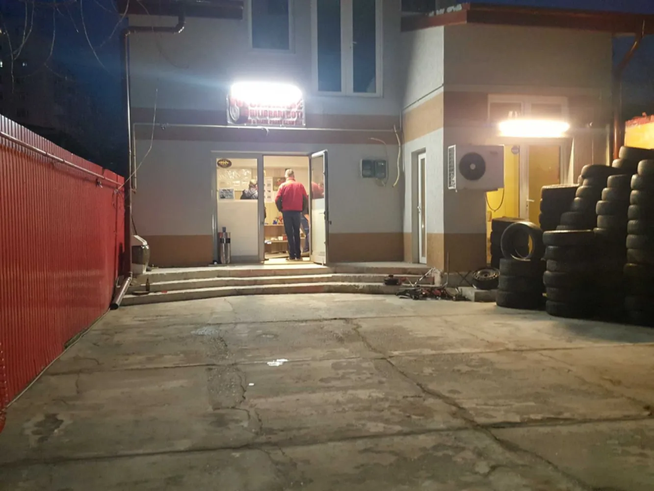 Spatiu Comercial - Spatiu comercial in vila zona Piata Salajan str. Soldat Stelian Mihale aproximativ 200mp ,curte interioara spate ,curte interioara fata cu accaes din strada ,apa ,canal,gaze,220 v,380 v.
